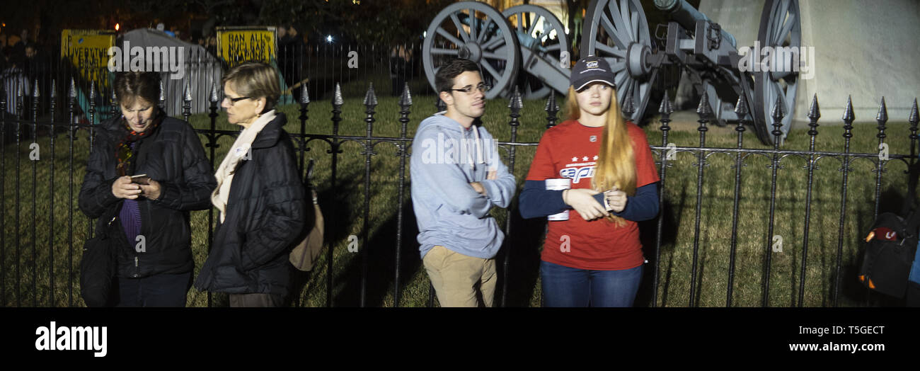 Washington, DC, USA. 7. Nov 2016. Die Menschen warten in Lafayette Park vor dem Weißen Haus für ergibt sich für die Präsidentschaftswahlen in Washington, DC, 8. November 2016 zu kommen. Credit: Bill Putnam/ZUMA Draht/Alamy leben Nachrichten Stockfoto