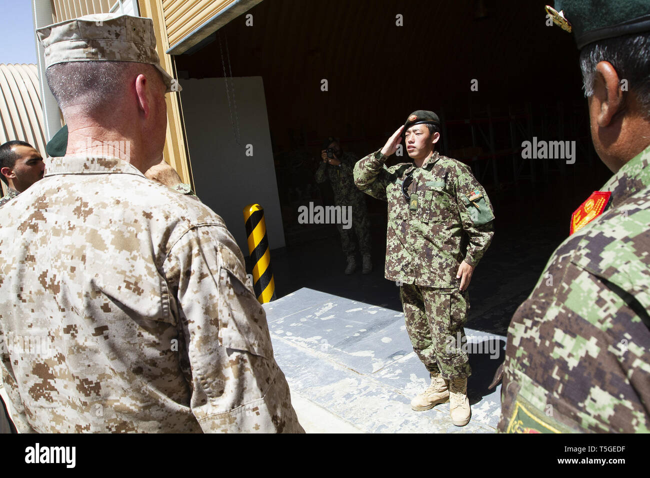 Camp Shorabak, Helmand, Afghanistan. 27 Mai, 2013. Eine nationale afghanische Armee Soldat begrüßt US Marine Corps Gen. Joe Dunford, comander von uns Forces-Afghanistan, bei einem Besuch in Camp Shorabak, Provinz Helmand, Afghanistan, 27. Mai 2012. Credit: Bill Putnam/ZUMA Draht/Alamy leben Nachrichten Stockfoto