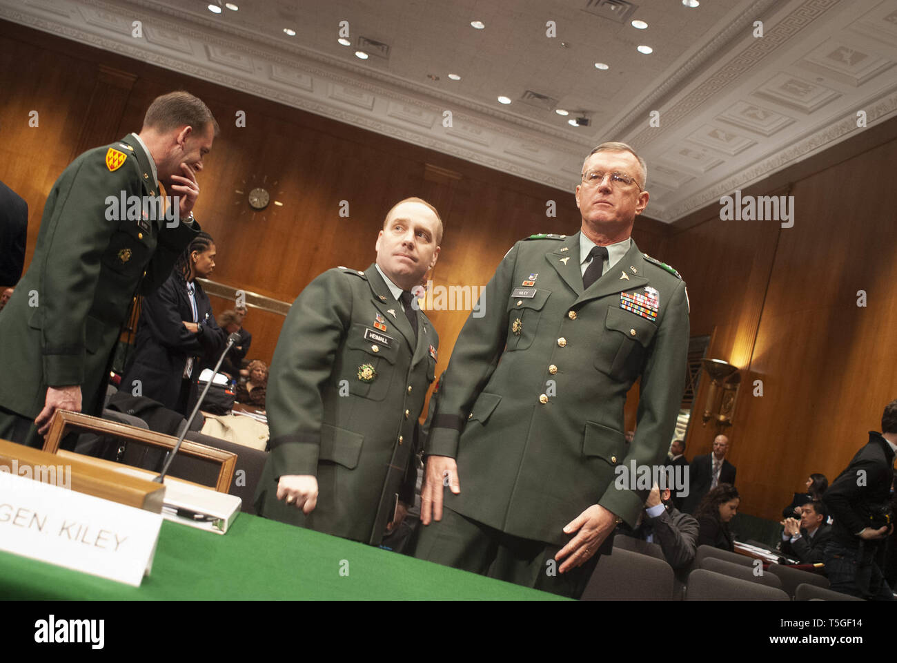 Washington, DC, USA. 6. Mär 2007. Generalleutnant Kevin Kiley, U.S. Army Surgeon General und Kommandant des Walter Reed Army Medical Center, wartet vor dem Streitkräfteausschuss des Senats in Washington, DC, 6. März 2007, über substandardwohnungen zu bezeugen und frustrierende bürokratische Hürden von Soldaten im Irak und in Afghanistan am Krankenhaus verletzten konfrontiert. Credit: Bill Putnam/ZUMA Draht/Alamy leben Nachrichten Stockfoto