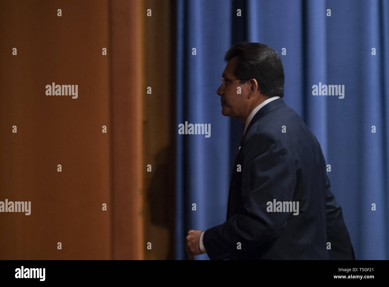 Washington, DC, USA. 27 Aug, 2007. Attorney General Alberto Gonzales geht weg vom Podium im Ministerium für Justiz Medien Zimmer nach der Bekanntgabe seines Rücktritts bei einer Pressekonferenz im Ministerium für Justiz in Washington, DC, 27.08.2007 Gonzales unter Druck inmitten Skandale über die Entlassung von acht US-Anwälte und Terrorismus der Regierung survelliance Aktivitäten zum Rücktritt wurde. Gonzales Präsident George W. Bush's Attorney General wurde in Texas, als Bush govenor dieses Staates war. Credit: Bill Putnam/ZUMA Draht/Alamy leben Nachrichten Stockfoto