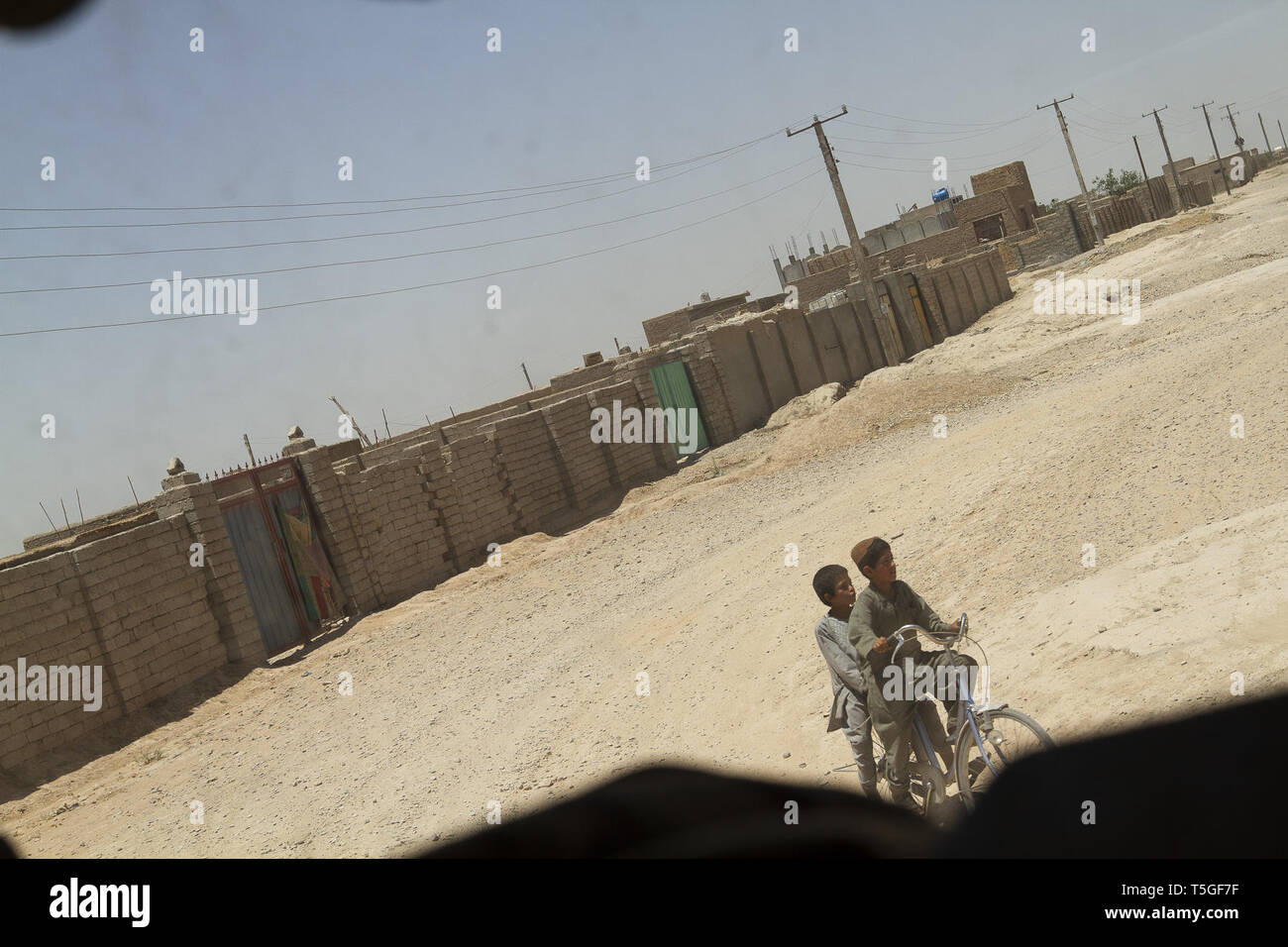 Lashkar Gah, Helmand, Afghanistan. 1. Juni 2012. Afghanische Kinder fahren mit dem Fahrrad in Lashkar Gah, Provinz Helmand, Afghanistan, 1. Juni 2012. Credit: Bill Putnam/ZUMA Draht/Alamy leben Nachrichten Stockfoto