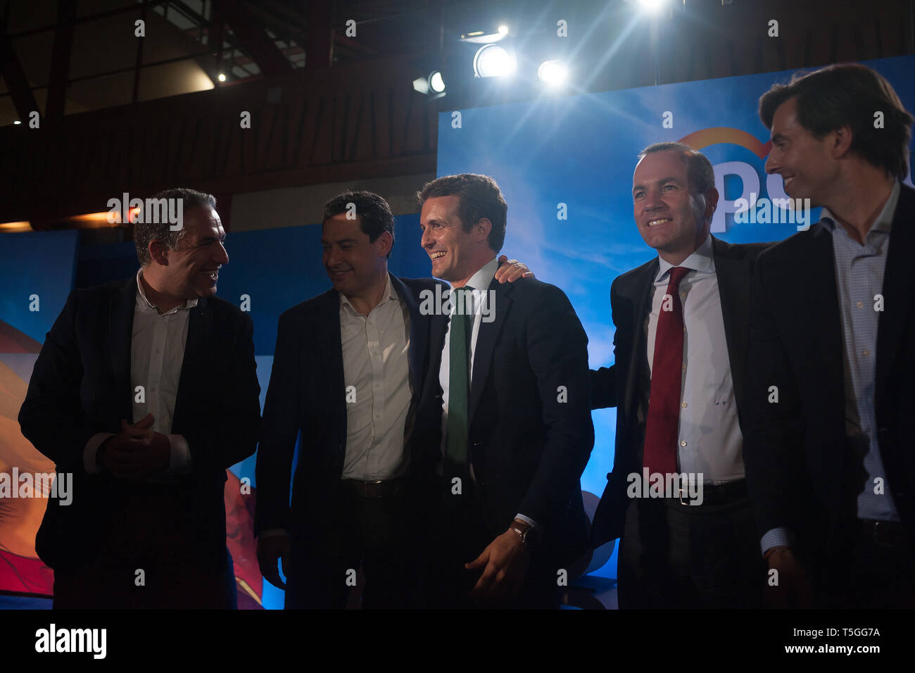 Die spanische Volkspartei Leader und Präsidentschaftskandidat Pablo Casado (C), andalusischen Regional President Juanma Moreno (L-2) und Kandidat der Europäischen Kommission der Europäischen Volkspartei Manfred Webber (R-2) während einer öffentlichen Veranstaltung eines Wahlkampfes vor der spanischen Parlamentswahlen am 28. April gesehen werden. Stockfoto