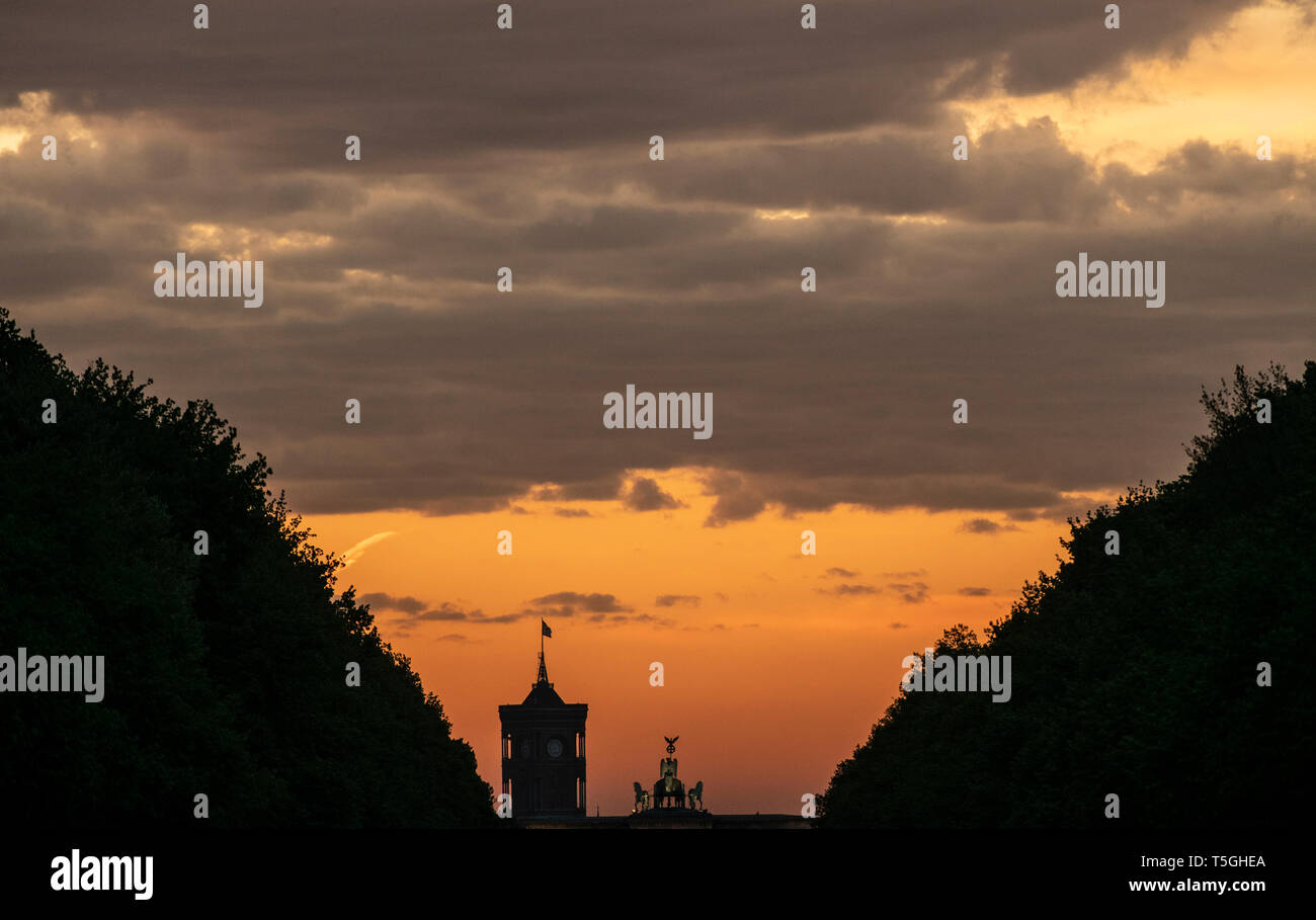 Berlin, Deutschland. 25 Apr, 2019. Mit einem Mix aus Wolken und Sonne der Tag beginnt in Berlin über dem Turm am Roten Rathaus und das Brandenburger Tor. Credit: Paul Zinken/dpa/Alamy leben Nachrichten Stockfoto