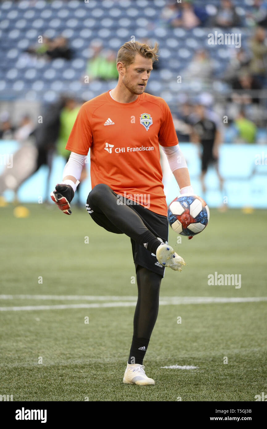 Seattle, Washington, USA. 24 Apr, 2019. Seattle's Backup goalie Bryan Meredith (35) nach dem Aufwärmen vor dem Spiel, wie die San Jose Earthquakes besuchen Sie die Seattle Sounders in einem MLS-Match im Century Link Feld in Seattle, WA. Credit: Jeff Halstead/ZUMA Draht/Alamy leben Nachrichten Stockfoto