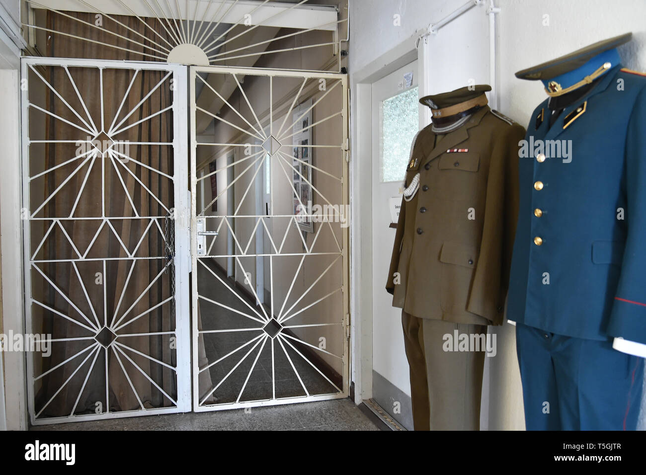 06 April 2019, Deutschland (Deutsch), Prötzel Ot Harnekop: Puppen in Uniformen stehen im Bunker Harnekop in einem Zimmer, um die Situation zu besprechen. Auf drei Etagen 30 Meter unter der Erde, die DDR-Verteidigungsminister und seine hochrangige Kommandeure wollten sich im Falle eines Krieges zu verankern. Der derzeitige Eigentümer hat die Website und die Bunker zu verschiedenen Pächtern, die im Streit über die Rechte der Nutzung zugewiesen sind. Foto: Bernd Settnik/dpa-Zentralbild/ZB Stockfoto