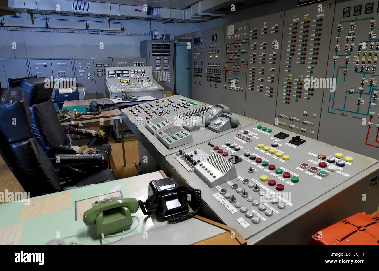 06 April 2019, Brandenburg, Prötzel Ot Harnekop: Atemschutz liegt in der harnekop Bunker auf einem Tisch im Technischen Zentrum. Auf drei Etagen 30 Meter unter der Erde, die DDR-Verteidigungsminister und seine hochrangige Kommandeure wollten sich im Falle eines Krieges zu verankern. Der derzeitige Eigentümer hat die Website und die Bunker zu verschiedenen Pächtern, die im Streit über die Rechte der Nutzung zugewiesen sind. Foto: Bernd Settnik/dpa-Zentralbild/ZB Stockfoto