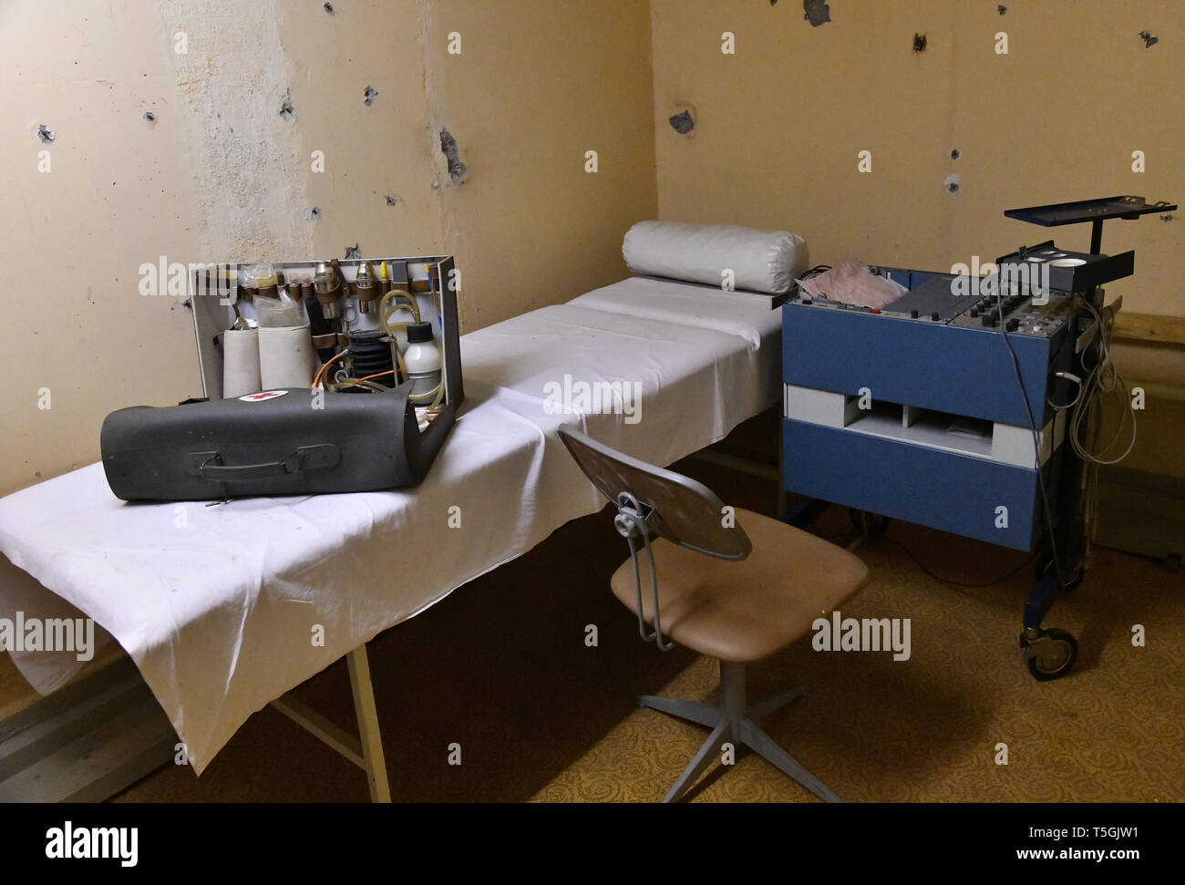 06 April 2019, Brandenburg, Prötzel Ot Harnekop: Ein elektrokardiograph und Notfall in der harnekop Bunker im Medical Center entfernt. Auf drei Etagen 30 Meter unter der Erde, die DDR-Verteidigungsminister und seine hochrangige Kommandeure wollten sich im Falle eines Krieges zu verankern. Der derzeitige Eigentümer hat die Website und die Bunker zu verschiedenen Pächtern, die im Streit über die Rechte der Nutzung zugewiesen sind. Foto: Bernd Settnik/dpa-Zentralbild/ZB Stockfoto