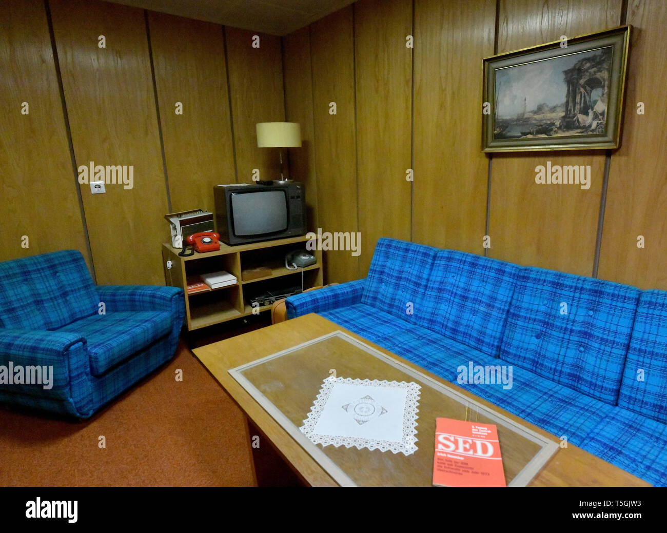 06 April 2019, Brandenburg, Prötzel Ot Harnekop: der Minister der Verteidigung in der Lounge Harnekop Bunker. Auf drei Etagen 30 Meter unter der Erde, die DDR-Verteidigungsminister und seine hochrangige Kommandeure wollten sich im Falle eines Krieges zu verankern. Der derzeitige Eigentümer hat die Website und die Bunker zu verschiedenen Pächtern, die im Streit über die Rechte der Nutzung zugewiesen sind. Foto: Bernd Settnik/dpa-Zentralbild/ZB Stockfoto
