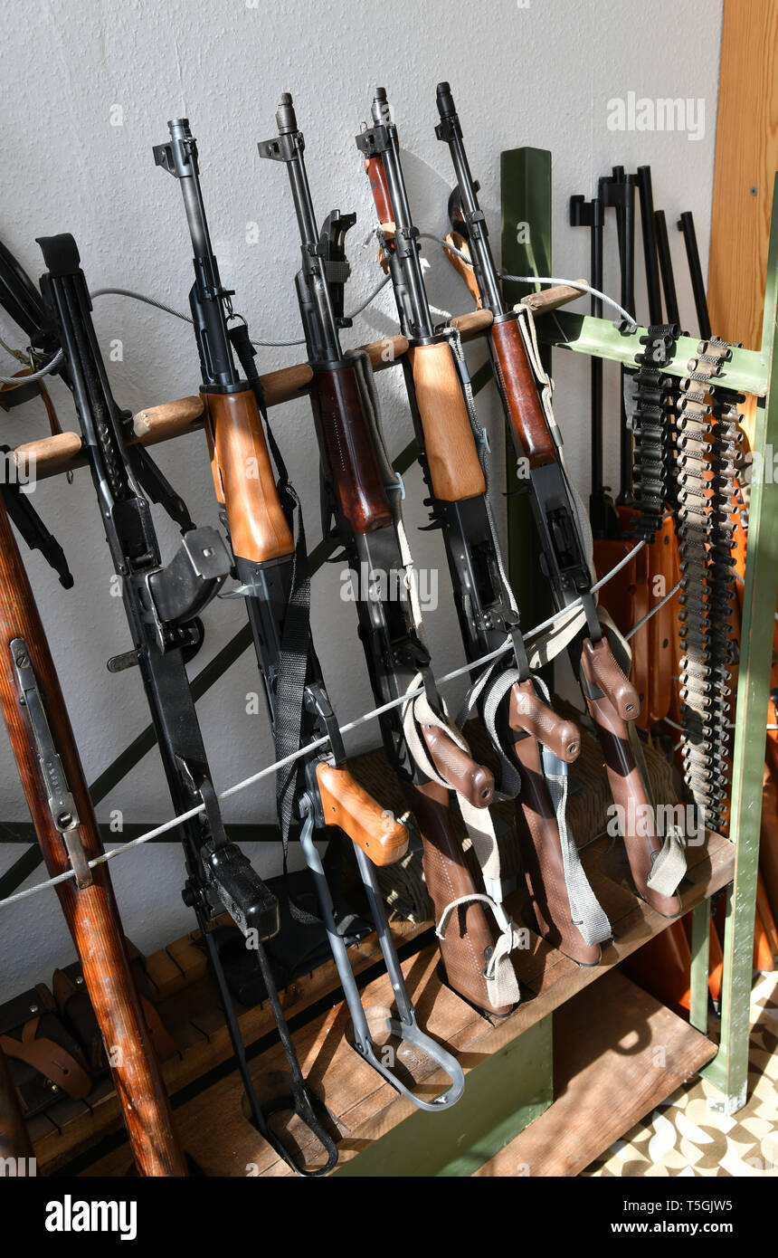 06 April 2019, Brandenburg, Prötzel Ot Harnekop: Nutzlos Waffen der NVA sind ausgestellt in einem Raum des Personal Gebäude, in dessen Keller der Eingang zum Bunker Harnekop befindet. Auf drei Etagen 30 Meter unter der Erde, die DDR-Verteidigungsminister und seine hochrangige Kommandeure wollten sich im Falle eines Krieges zu verankern. Der derzeitige Eigentümer hat die Website und die Bunker zu verschiedenen Pächtern, die im Streit über die Rechte der Nutzung zugewiesen sind. Foto: Bernd Settnik/dpa-Zentralbild/ZB Stockfoto