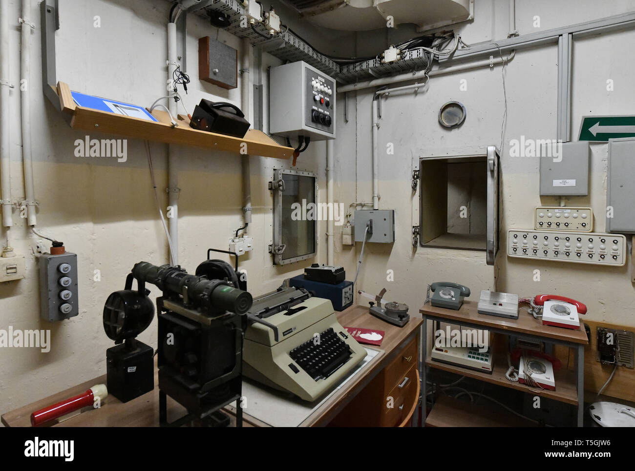 06 April 2019, Brandenburg, Prötzel Ot Harnekop: Der Arbeitsbereich des Managers im Eingangsbereich des Harnekop Bunker. Auf drei Etagen 30 Meter unter der Erde, die DDR-Verteidigungsminister und seine hochrangige Kommandeure wollten sich im Falle eines Krieges zu verankern. Der derzeitige Eigentümer hat die Website und die Bunker zu verschiedenen Pächtern, die im Streit über die Rechte der Nutzung zugewiesen sind. Foto: Bernd Settnik/dpa-Zentralbild/ZB Stockfoto