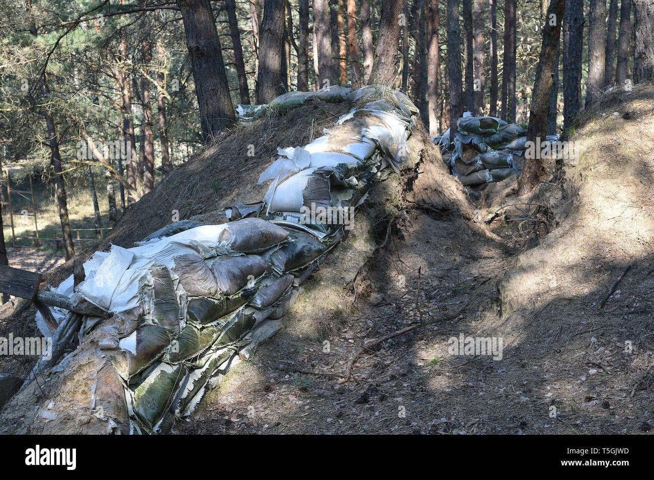 06 April 2019, Brandenburg, Prötzel Ot Harnekop: Verteidigung Einrichtungen für Paintball Spieler hat ein Mieter auf der Website über die atomare Bunker Harnekop erstellt. Auf drei Etagen 30 Meter unter der Erde, die DDR-Verteidigungsminister und seine hochrangige Kommandeure wollten sich im Falle eines Krieges zu verankern. Der derzeitige Eigentümer hat die Website und die Bunker zu verschiedenen Pächtern, die im Streit über die Rechte der Nutzung zugewiesen sind. Foto: Bernd Settnik/dpa-Zentralbild/ZB Stockfoto