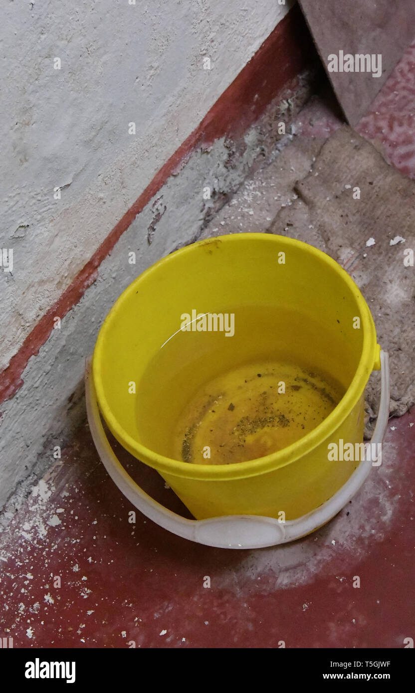 06 April 2019, Brandenburg, Prötzel Ot Harnekop: Eine Schaufel sammelt die tropfende Wasser auf einem Korridor in der harnekop Bunker. Auf drei Etagen 30 Meter unter der Erde, die DDR-Verteidigungsminister und seine hochrangige Kommandeure wollten sich im Falle eines Krieges zu verankern. Der derzeitige Eigentümer hat die Website und die Bunker zu verschiedenen Pächtern, die im Streit über die Rechte der Nutzung zugewiesen sind. Foto: Bernd Settnik/dpa-Zentralbild/ZB Stockfoto