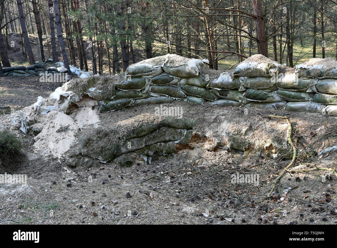 06 April 2019, Brandenburg, Prötzel Ot Harnekop: Verteidigung Einrichtungen für Paintball Spieler hat ein Mieter auf der Website über die atomare Bunker Harnekop erstellt. Auf drei Etagen 30 Meter unter der Erde, die DDR-Verteidigungsminister und seine hochrangige Kommandeure wollten sich im Falle eines Krieges zu verankern. Der derzeitige Eigentümer hat die Website und die Bunker zu verschiedenen Pächtern, die im Streit über die Rechte der Nutzung zugewiesen sind. Foto: Bernd Settnik/dpa-Zentralbild/ZB Stockfoto