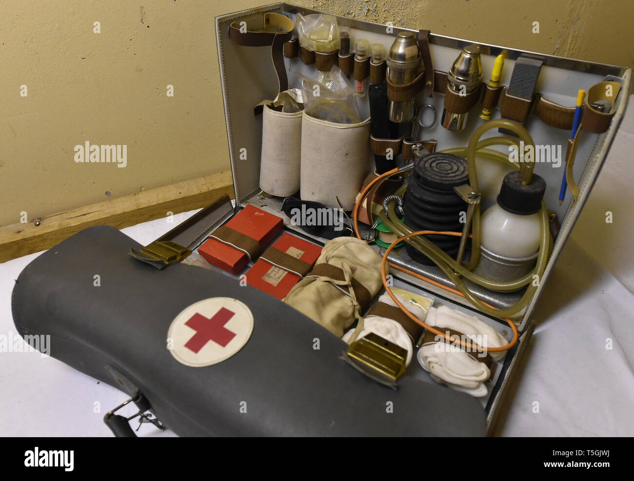 06 April 2019, Brandenburg, Prötzel Ot Harnekop: Notfall steht auf einem Bett in der harnekop Bunker im Medical Center. Auf drei Etagen 30 Meter unter der Erde, die DDR-Verteidigungsminister und seine hochrangige Kommandeure wollten sich im Falle eines Krieges zu verankern. Der derzeitige Eigentümer hat die Website und die Bunker zu verschiedenen Pächtern, die im Streit über die Rechte der Nutzung zugewiesen sind. Foto: Bernd Settnik/dpa-Zentralbild/ZB Stockfoto