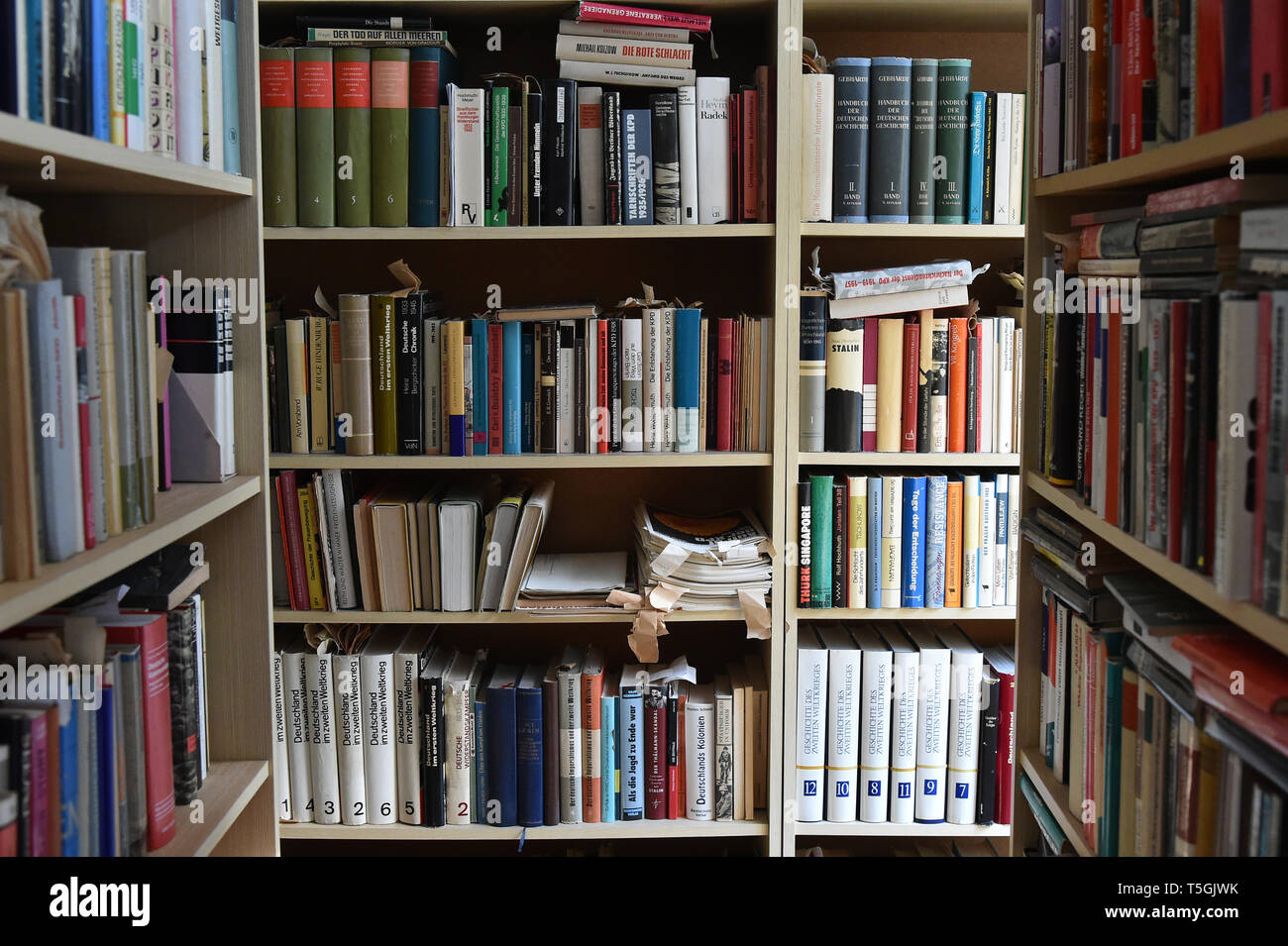 06 April 2019, Brandenburg, Prötzel Ot Harnekop: Eine umfangreiche Sammlung von DDR-Literatur kann in das Personal Gebäude, dessen Keller Häuser der Eingang zum Bunker Harnekop gefunden werden. Auf drei Etagen 30 Meter unter der Erde, die DDR-Verteidigungsminister und seine hochrangige Kommandeure wollten sich im Falle eines Krieges zu verankern. Der derzeitige Eigentümer hat die Website und die Bunker zu verschiedenen Pächtern, die im Streit über die Rechte der Nutzung zugewiesen sind. Foto: Bernd Settnik/dpa-Zentralbild/ZB Stockfoto