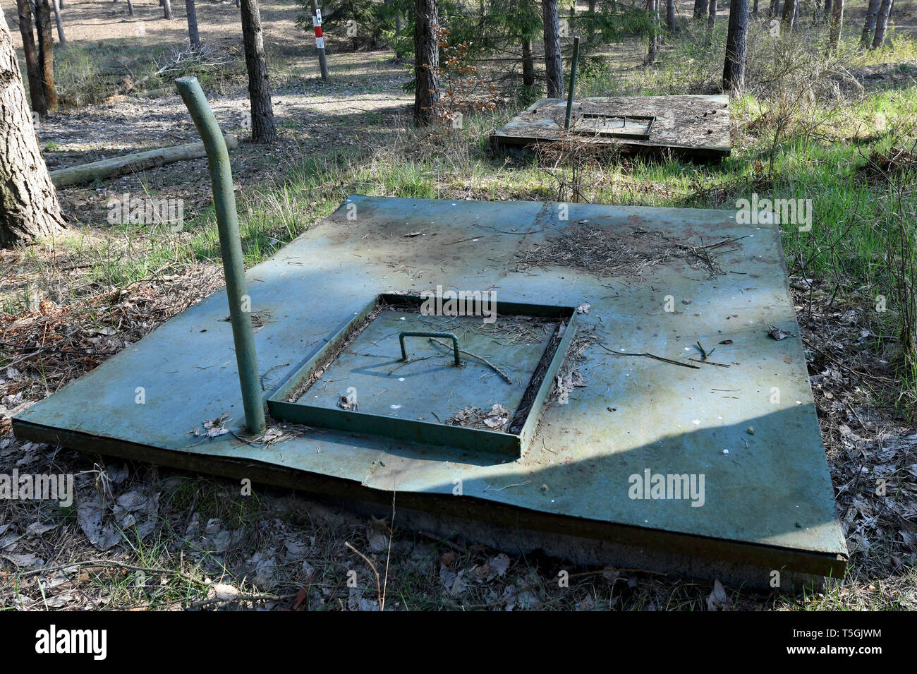 06 April 2019, Brandenburg, Prötzel Ot Harnekop: Es gibt mehrere Notausgänge in den Räumlichkeiten des Harnekop nuklearen Schutz. Auf drei Etagen 30 Meter unter der Erde, die DDR-Verteidigungsminister und seine hochrangige Kommandeure wollten sich im Falle eines Krieges zu verankern. Der derzeitige Eigentümer hat die Website und die Bunker zu verschiedenen Pächtern, die im Streit über die Rechte der Nutzung zugewiesen sind. Foto: Bernd Settnik/dpa-Zentralbild/ZB Stockfoto