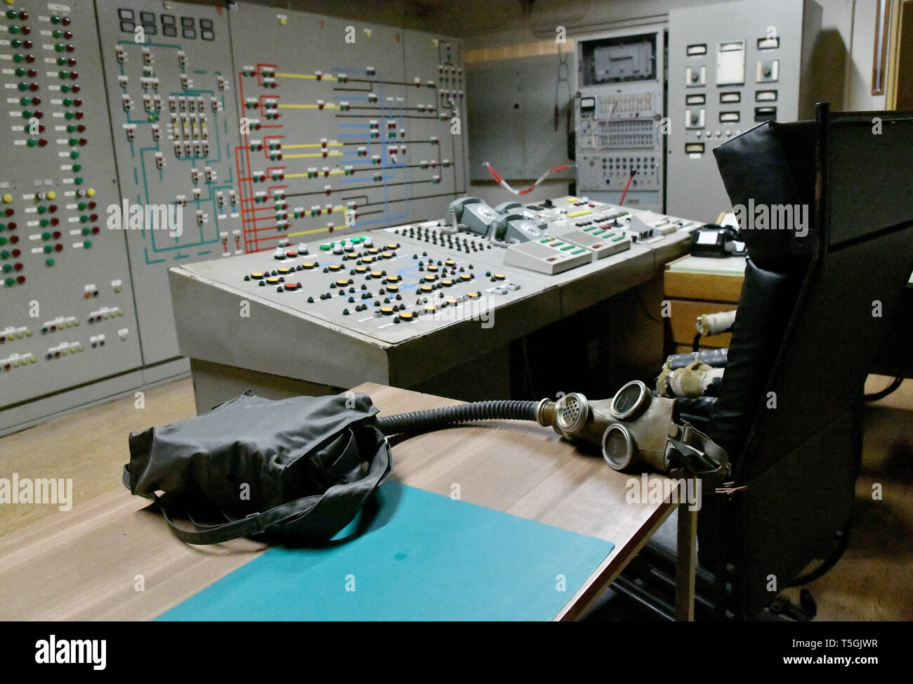 06 April 2019, Brandenburg, Prötzel Ot Harnekop: Atemschutz liegt in der harnekop Bunker auf einem Tisch im Technischen Zentrum. Auf drei Etagen 30 Meter unter der Erde, die DDR-Verteidigungsminister und seine hochrangige Kommandeure wollten sich im Falle eines Krieges zu verankern. Der derzeitige Eigentümer hat die Website und die Bunker zu verschiedenen Pächtern, die im Streit über die Rechte der Nutzung zugewiesen sind. Foto: Bernd Settnik/dpa-Zentralbild/ZB Stockfoto