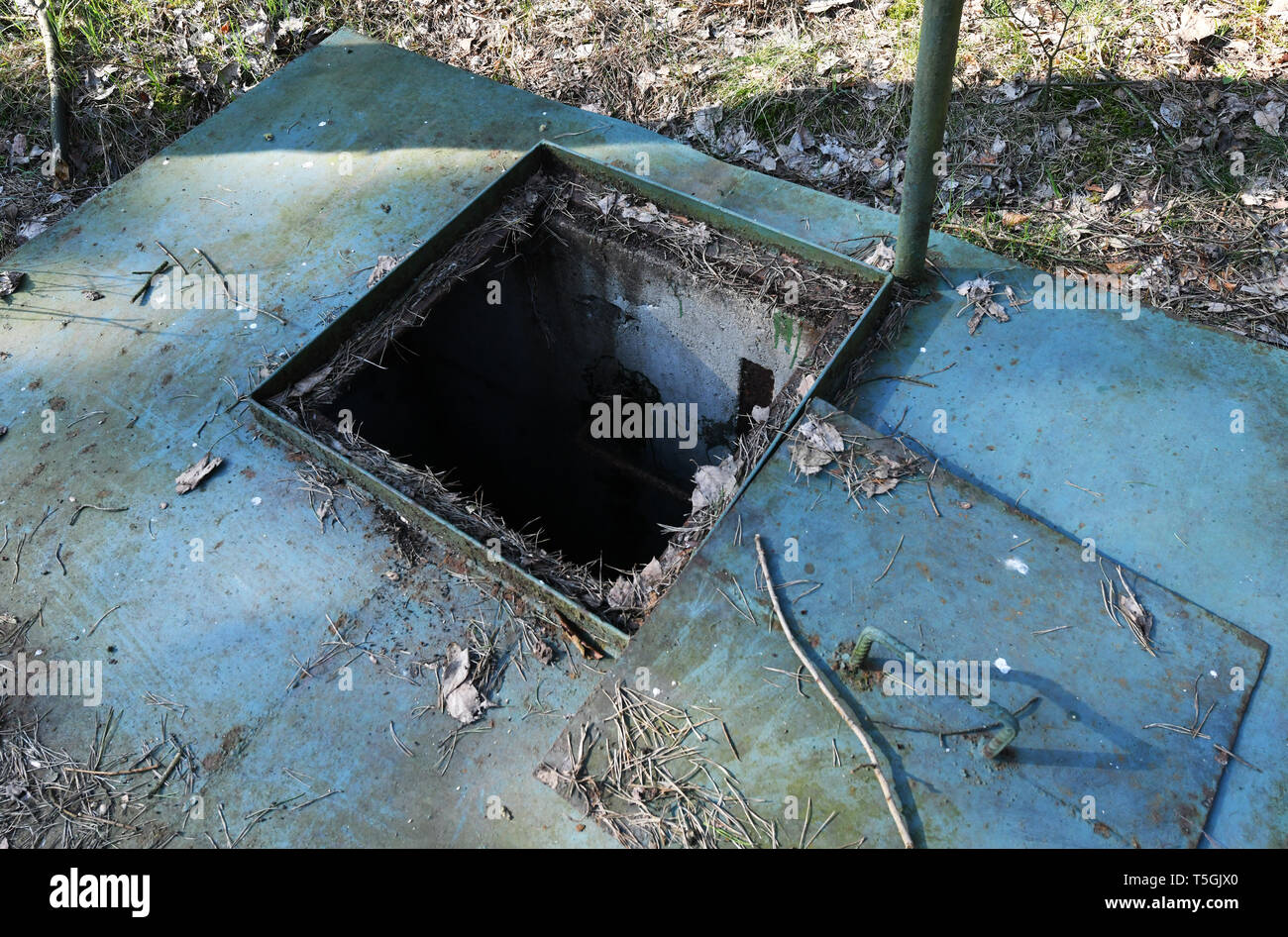 06 April 2019, Brandenburg, Prötzel Ot Harnekop: Die Welle zu einem Notausgang des nuklearen Bunker Harnekop geöffnet ist. Auf drei Etagen 30 Meter unter der Erde, die DDR-Verteidigungsminister und seine hochrangige Kommandeure wollten sich im Falle eines Krieges zu verankern. Der derzeitige Eigentümer hat die Website und die Bunker zu verschiedenen Pächtern, die im Streit über die Rechte der Nutzung zugewiesen sind. Foto: Bernd Settnik/dpa-Zentralbild/ZB Stockfoto