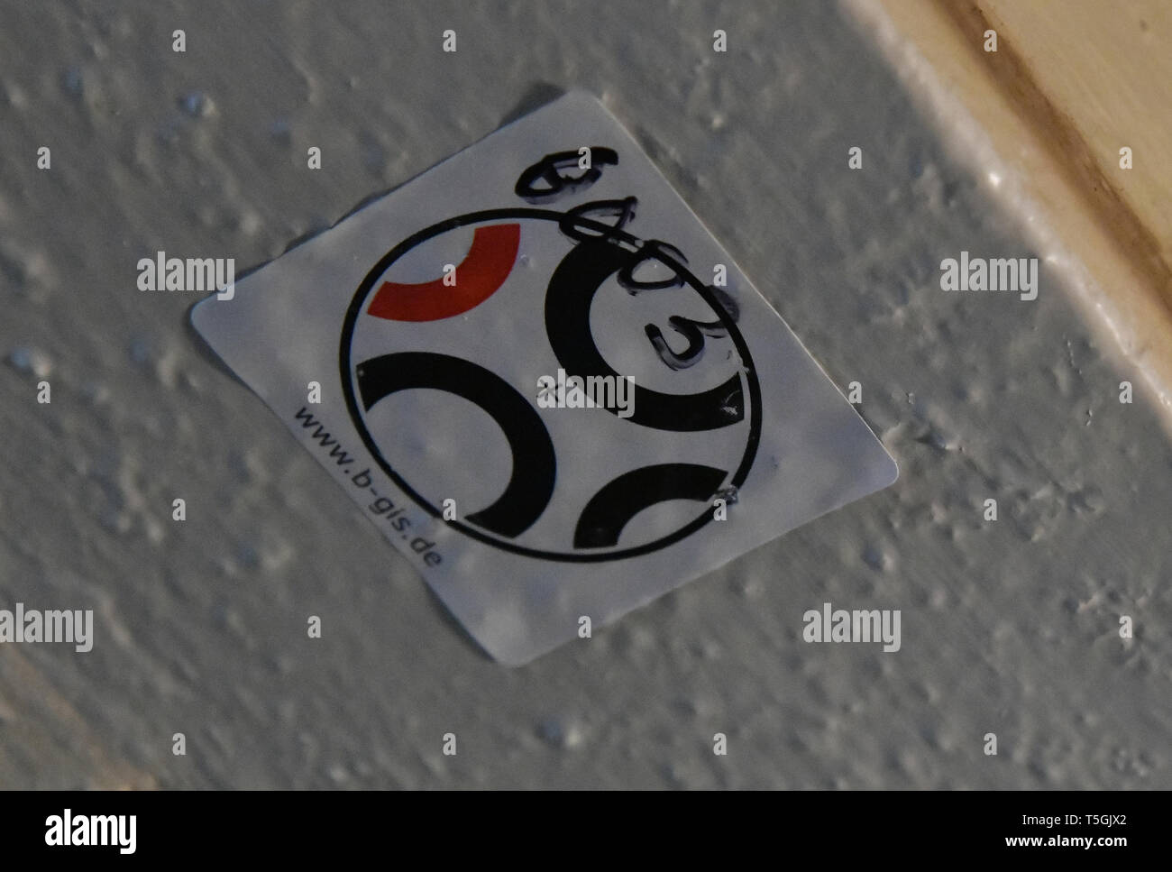 06 April 2019, Brandenburg, Prötzel Ot Harnekop: Die Markierung einer elektronischen Messung im Bunker Harnekop an der Decke befestigt ist. Auf drei Etagen 30 Meter unter der Erde, die DDR-Verteidigungsminister und seine hochrangige Kommandeure wollten sich im Falle eines Krieges zu verankern. Der derzeitige Eigentümer hat die Website und die Bunker zu verschiedenen Pächtern, die im Streit über die Rechte der Nutzung zugewiesen sind. Foto: Bernd Settnik/dpa-Zentralbild/ZB Stockfoto