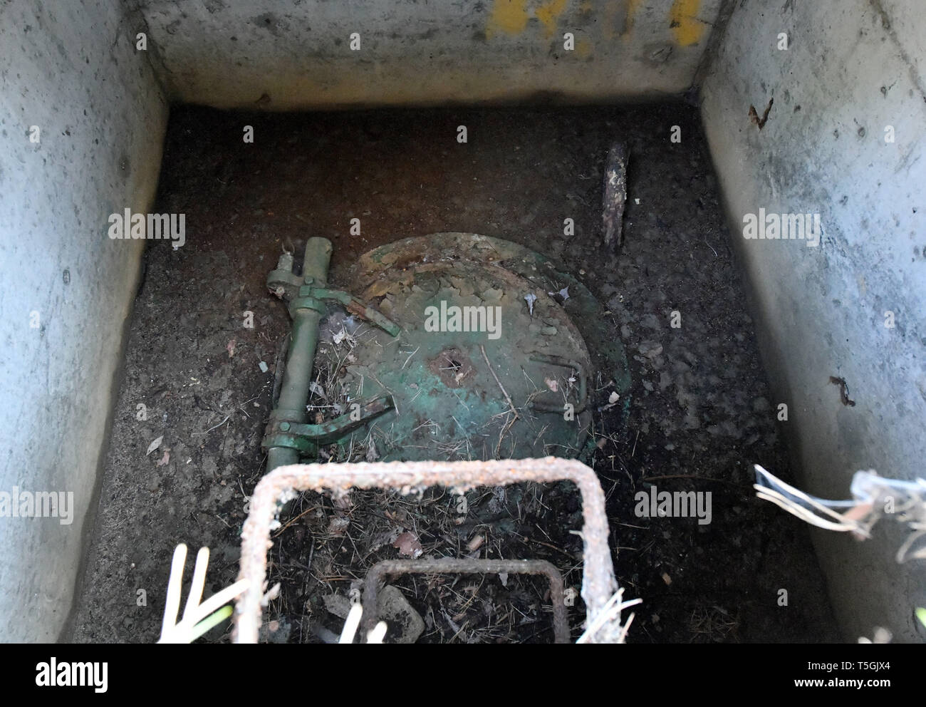 06 April 2019, Brandenburg, Prötzel Ot Harnekop: In der Welle sieht man eine gesperrte Notausgang des nuklearen Bunker Harnekop. Auf drei Etagen 30 Meter unter der Erde, die DDR-Verteidigungsminister und seine hochrangige Kommandeure wollten sich im Falle eines Krieges zu verankern. Der derzeitige Eigentümer hat die Website und die Bunker zu verschiedenen Pächtern, die im Streit über die Rechte der Nutzung zugewiesen sind. Foto: Bernd Settnik/dpa-Zentralbild/ZB Stockfoto