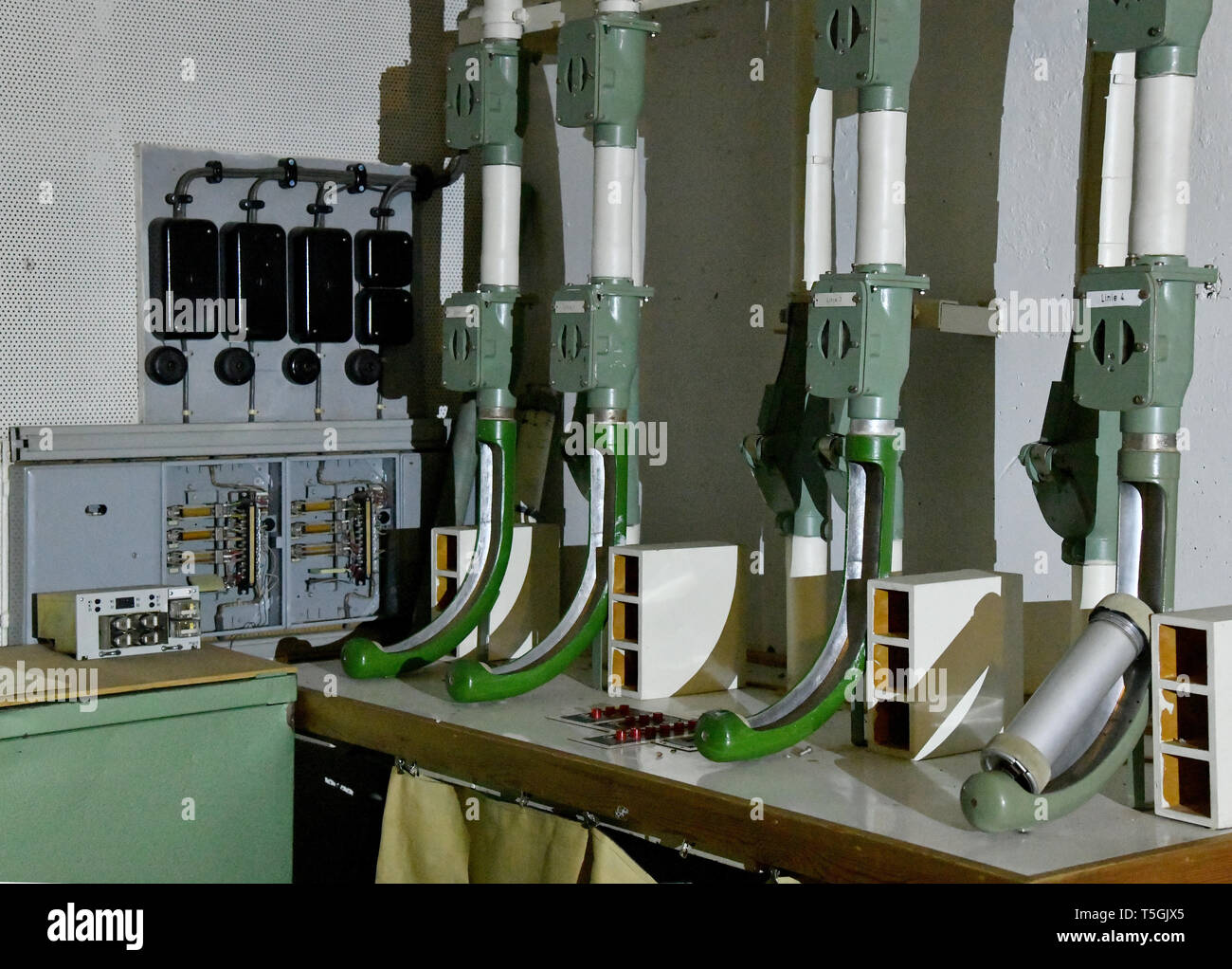 06 April 2019, Brandenburg, Prötzel Ot Harnekop: das Hauptquartier der Pneumatic Delivery System in der harnekop Bunker. Auf drei Etagen 30 Meter unter der Erde, die DDR-Verteidigungsminister und seine hochrangige Kommandeure wollten sich im Falle eines Krieges zu verankern. Der derzeitige Eigentümer hat die Website und die Bunker zu verschiedenen Pächtern, die im Streit über die Rechte der Nutzung zugewiesen sind. Foto: Bernd Settnik/dpa-Zentralbild/ZB Stockfoto