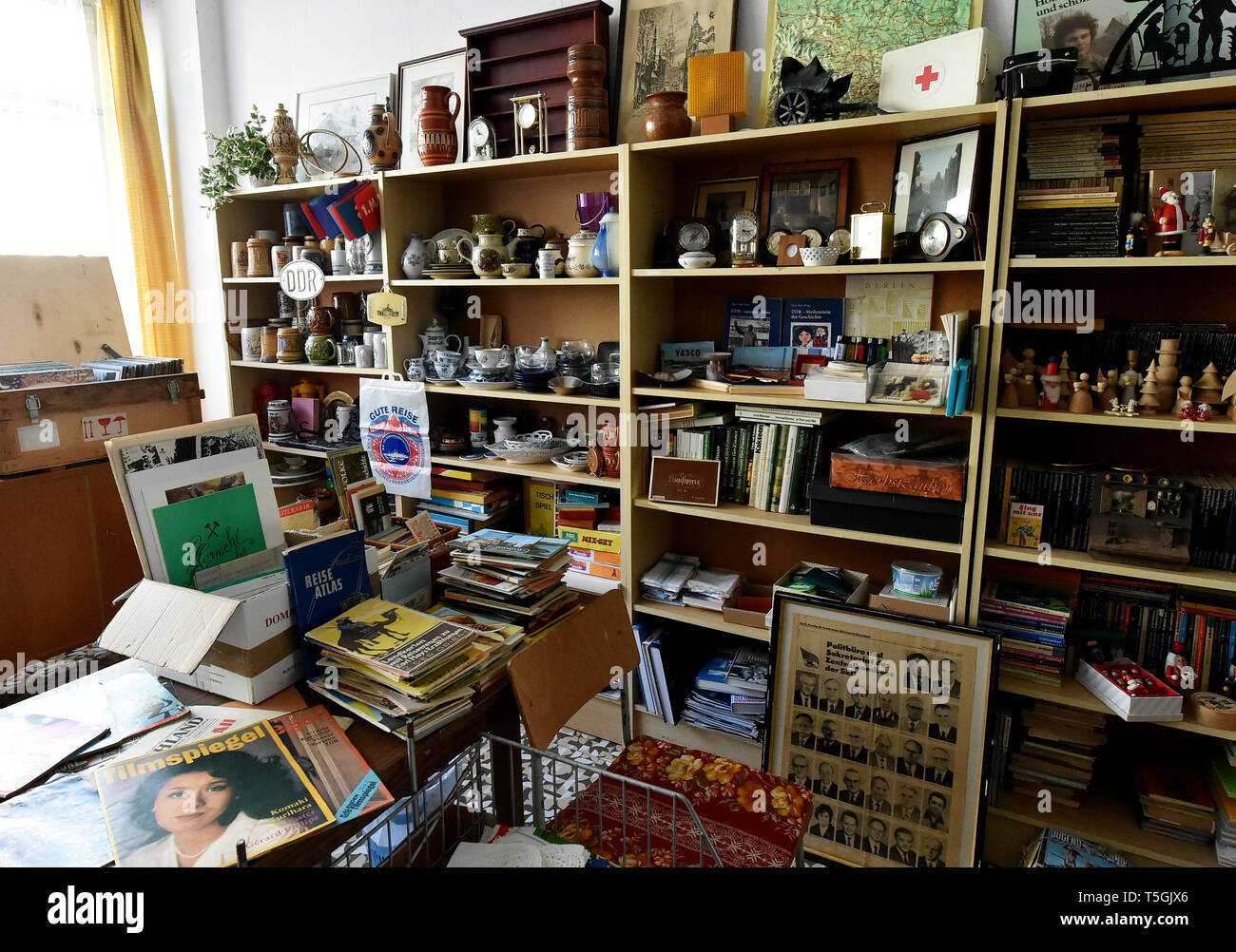 06 April 2019, Brandenburg, Prötzel Ot Harnekop: DDR Devotionalien ausgestellt sind in einem Zimmer der Angestellten Gebäude, in dessen Keller der Eingang zum Bunker Harnekop befindet. Auf drei Etagen 30 Meter unter der Erde, die DDR-Verteidigungsminister und seine hochrangige Kommandeure wollten sich im Falle eines Krieges zu verankern. Der derzeitige Eigentümer hat die Website und die Bunker zu verschiedenen Pächtern, die im Streit über die Rechte der Nutzung zugewiesen sind. Foto: Bernd Settnik/dpa-Zentralbild/ZB Stockfoto