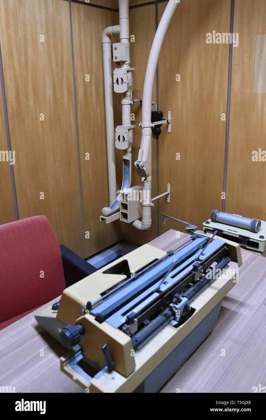 06 April 2019, Brandenburg, Prötzel Ot Harnekop: Eine Verbindung mit dem pneumatischen Delivery System in der harnekop Bunker liegt direkt neben dem Gelände des Ministers der Verteidigung. Auf drei Etagen 30 Meter unter der Erde, die DDR-Verteidigungsminister und seine hochrangige Kommandeure wollten sich im Falle eines Krieges zu verankern. Der derzeitige Eigentümer hat die Website und die Bunker zu verschiedenen Pächtern, die im Streit über die Rechte der Nutzung zugewiesen sind. Foto: Bernd Settnik/dpa-Zentralbild/ZB Stockfoto