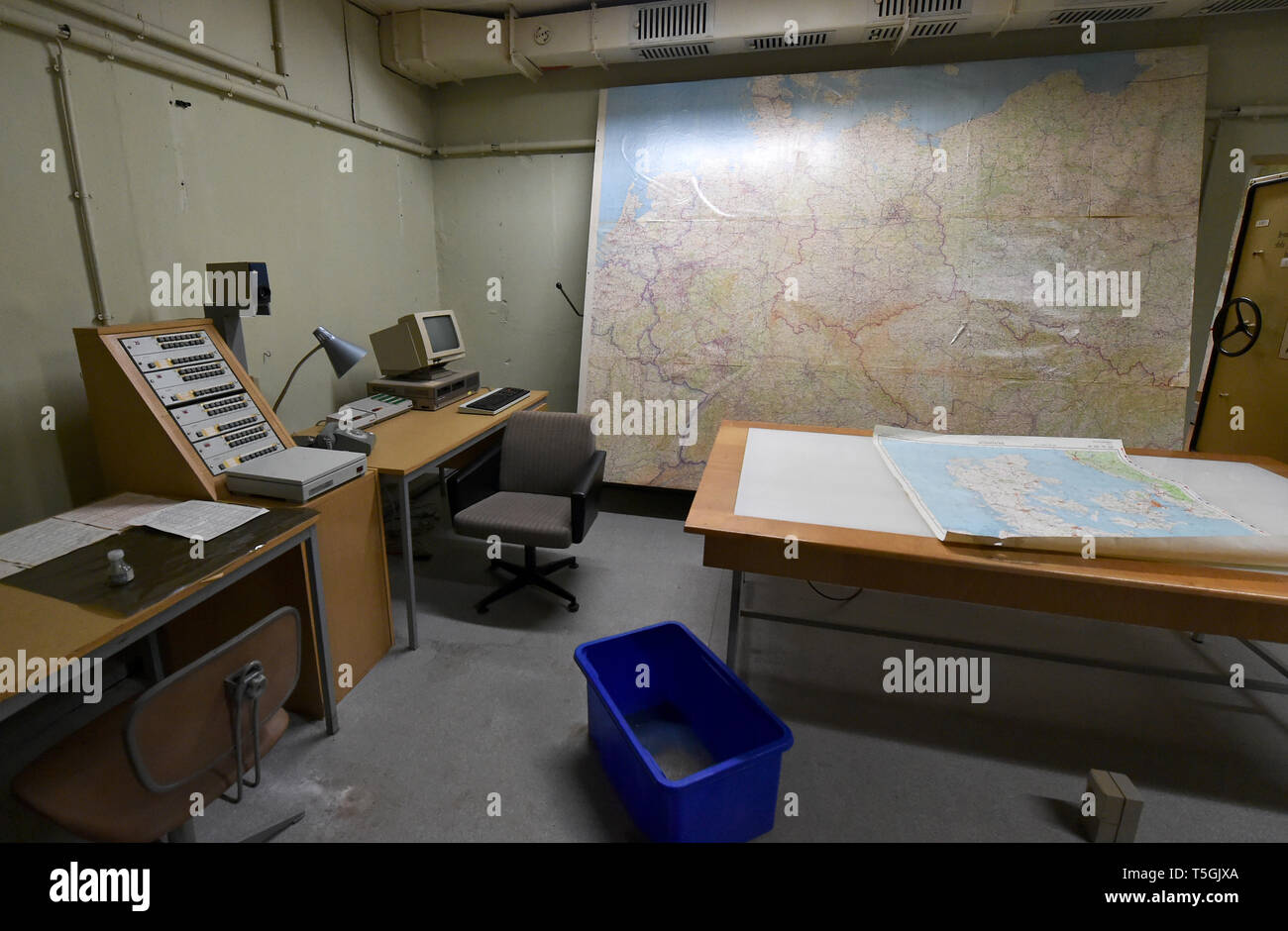 06 April 2019, Brandenburg, Prötzel Ot Harnekop: eine Karte hängt im Bunker Harnekop im Zimmer von der Leiter der Gruppe. Auf drei Etagen 30 Meter unter der Erde, die DDR-Verteidigungsminister und seine hochrangige Kommandeure wollten sich im Falle eines Krieges zu verankern. Der derzeitige Eigentümer hat die Website und die Bunker zu verschiedenen Pächtern, die im Streit über die Rechte der Nutzung zugewiesen sind. Foto: Bernd Settnik/dpa-Zentralbild/ZB Stockfoto