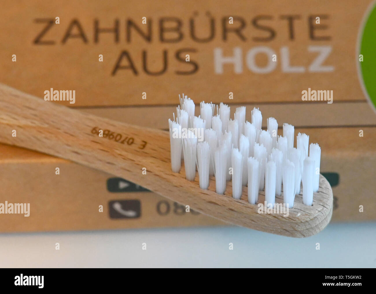 Karlsruhe, Deutschland. 25 Apr, 2019. Eine hölzerne Zahnbürste von alverde  Naturkosmetik liegt auf der Verpackung. Die Zahnbürste ist eine neue  Ergänzung zum dm-Drogeriemarkt. Auf einer Pressekonferenz der Drogeriekette  am 25.04.2019, dm-Chef Harsch