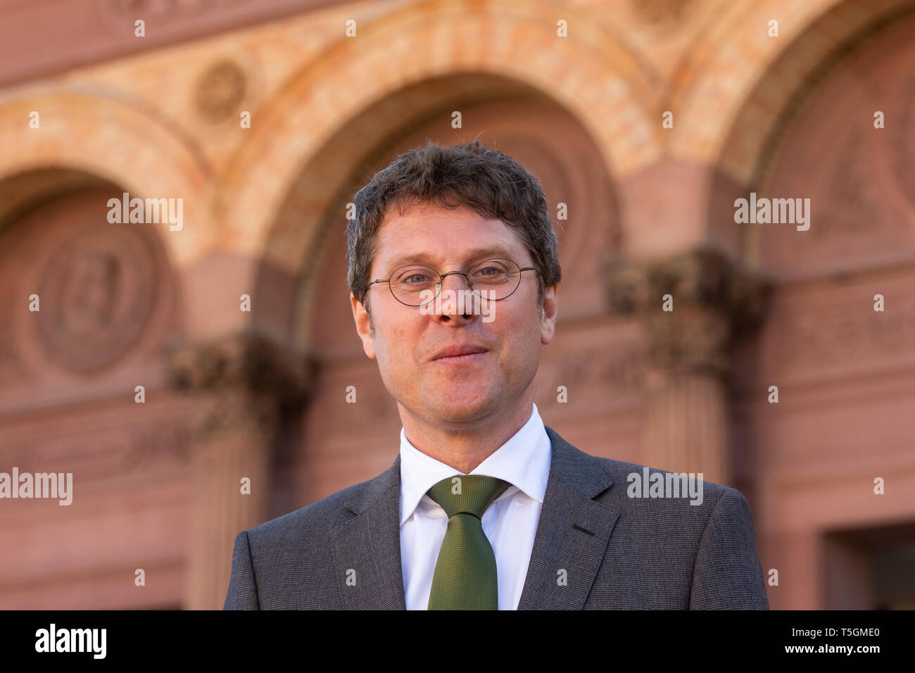 Hamburg, Deutschland. 25 Apr, 2019. Alexander Klar, derzeit Direktor des Museum Wiesbaden, steht vor der Kunsthalle. Der neue Direktor der Hamburger Kunsthalle wird klar am 1. August. Credit: Ulrich Perrey/dpa/Alamy leben Nachrichten Stockfoto