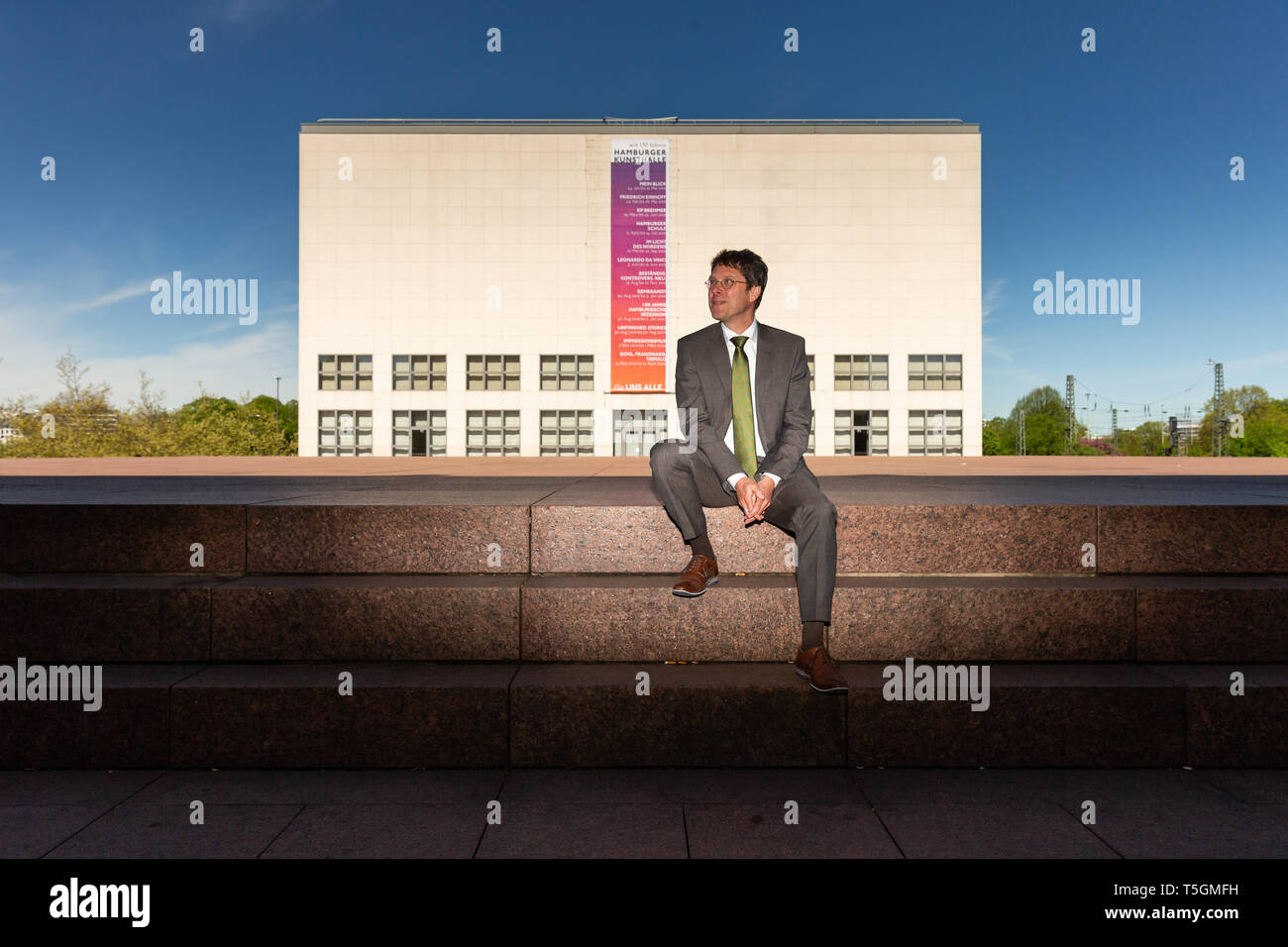 Hamburg, Deutschland. 25 Apr, 2019. Alexander Klar, derzeit Direktor des Museum Wiesbaden, sitzt vor der Kunsthalle. Der neue Direktor der Hamburger Kunsthalle wird klar am 1. August. Credit: Ulrich Perrey/dpa/Alamy leben Nachrichten Stockfoto