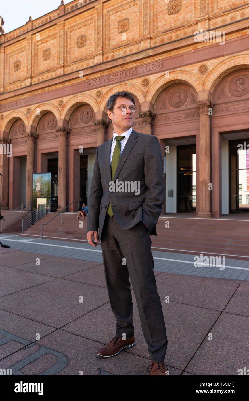 Hamburg, Deutschland. 25 Apr, 2019. Alexander Klar, derzeit Direktor des Museum Wiesbaden, steht vor der Kunsthalle. Der neue Direktor der Hamburger Kunsthalle wird klar am 1. August. Credit: Ulrich Perrey/dpa/Alamy leben Nachrichten Stockfoto