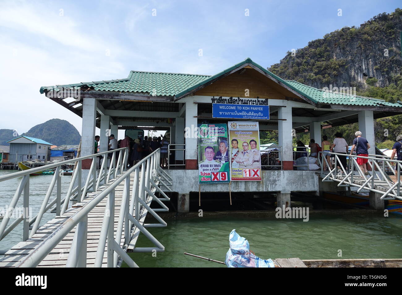 Koh Panyi, Thailand. 06 Mär, 2019. Ein Landeplatz Errichtet auf Stelzen für Boote im Fischerdorf Koh Panyi. Das Dorf ist komplett auf Stelzen gebaut und schwimmt im Wasser, hat eine Schule, eine Moschee und einen muslimischen Community Center. Die Einwohner sind Muslime meer Nomaden. Quelle: Alexandra Schuler/dpa/Alamy leben Nachrichten Stockfoto