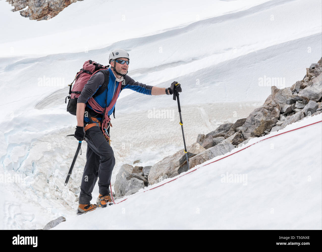 Grönland, Sermersooq, Kulusuk, Schweizerland Alpen, Bergsteiger im Schnee aufsteigender Berge Stockfoto