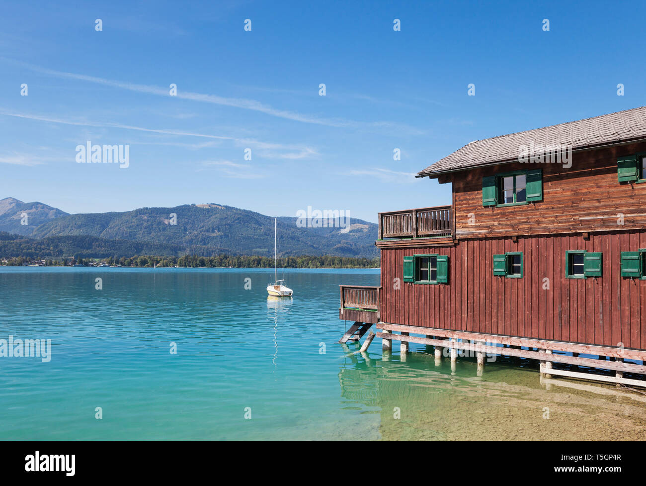 Österreich, Alpen, Salzburg, Salzkammergut, Salzburger Land, Wolfgangsee, Boot und Haus am See in St. Wolfgang Stockfoto