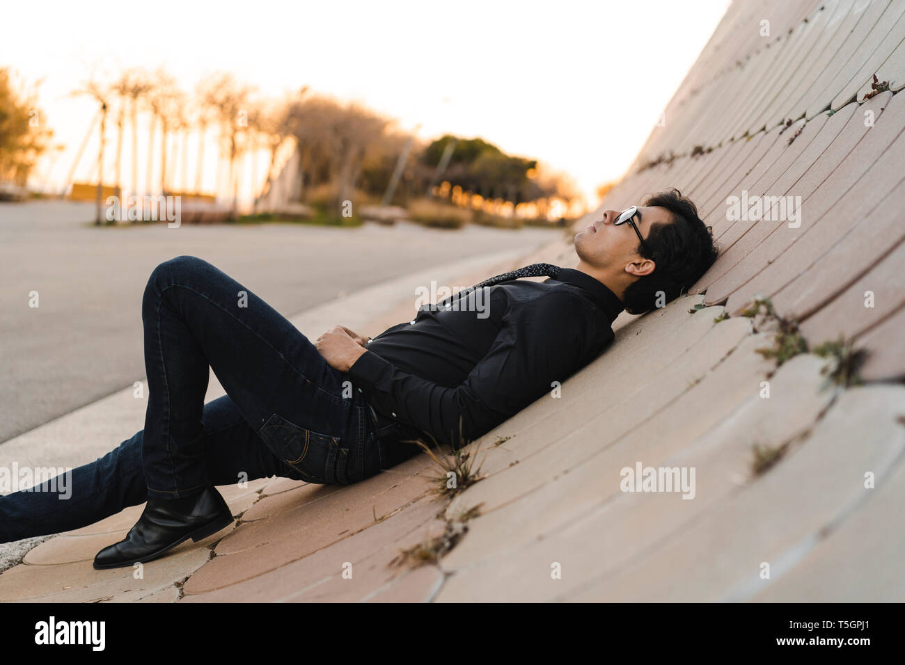 Modische junge Mann entspannend Stockfoto