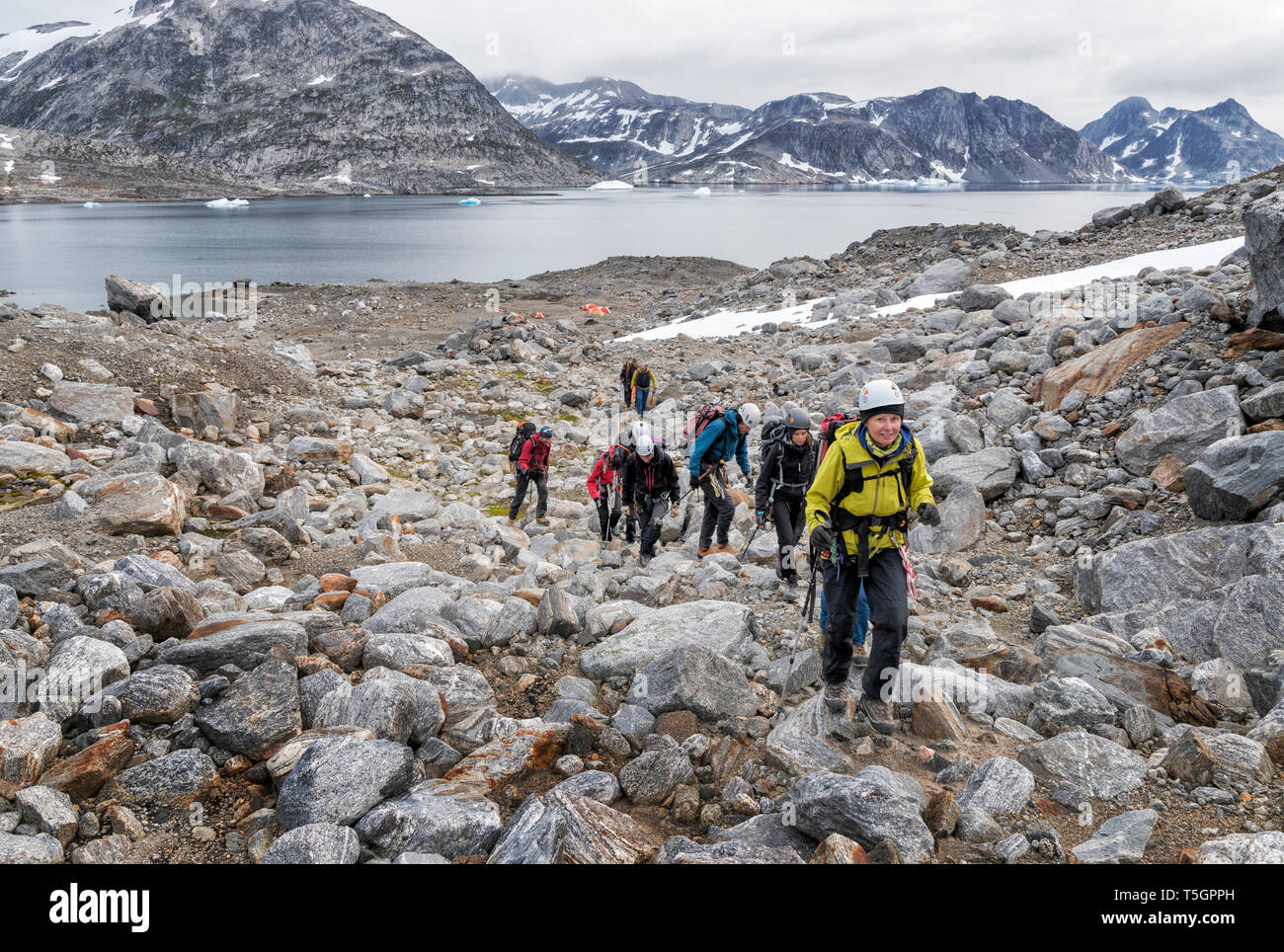 Grönland, Sermersooq, Kulusuk, Schweizerland Alpen, Gruppe von Menschen zu Fuß auf den Felsen Stockfoto