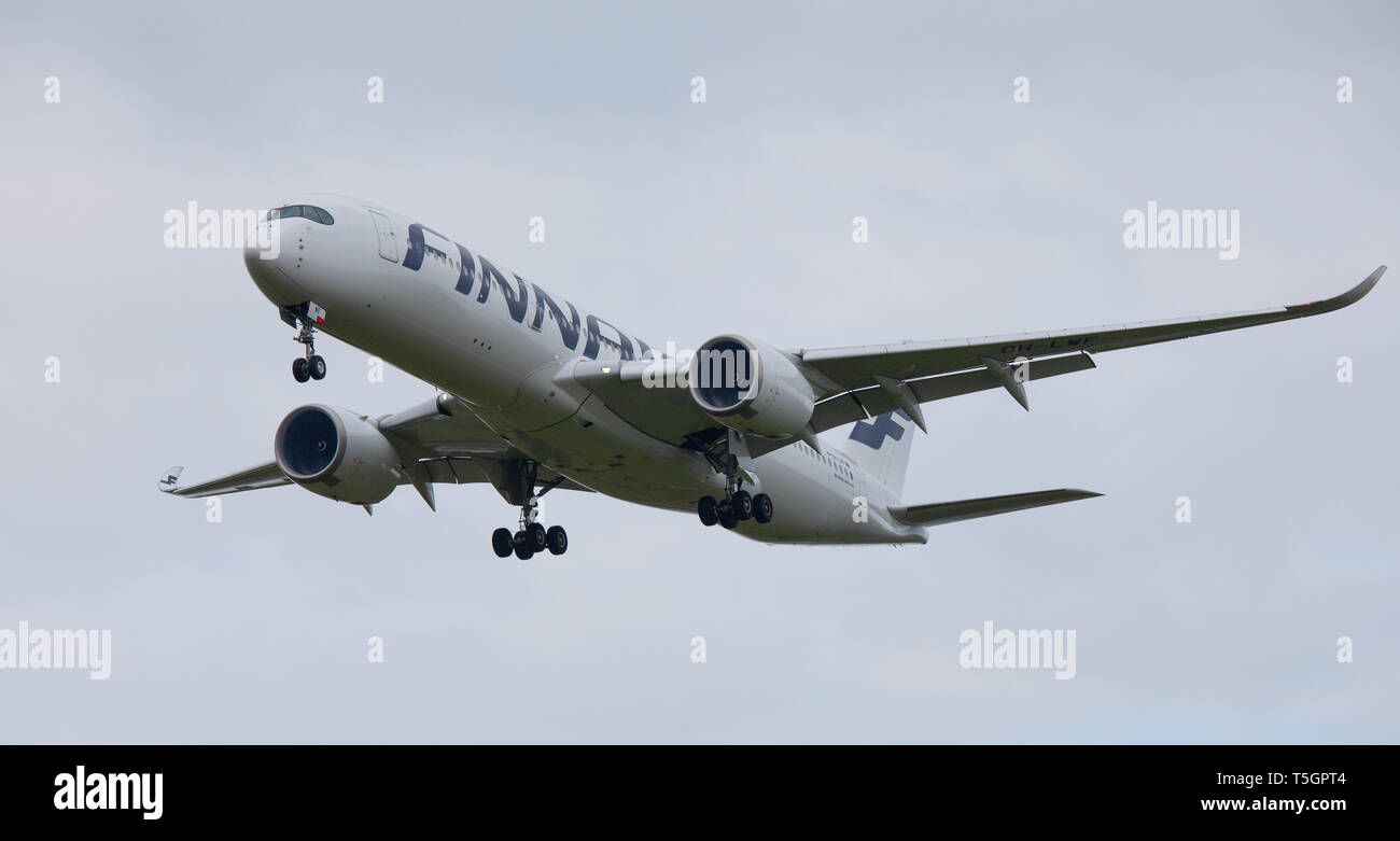Finnair Airbus A350 XWB OH-LWB im Endanflug auf den Flughafen London-Heathrow LHR Stockfoto