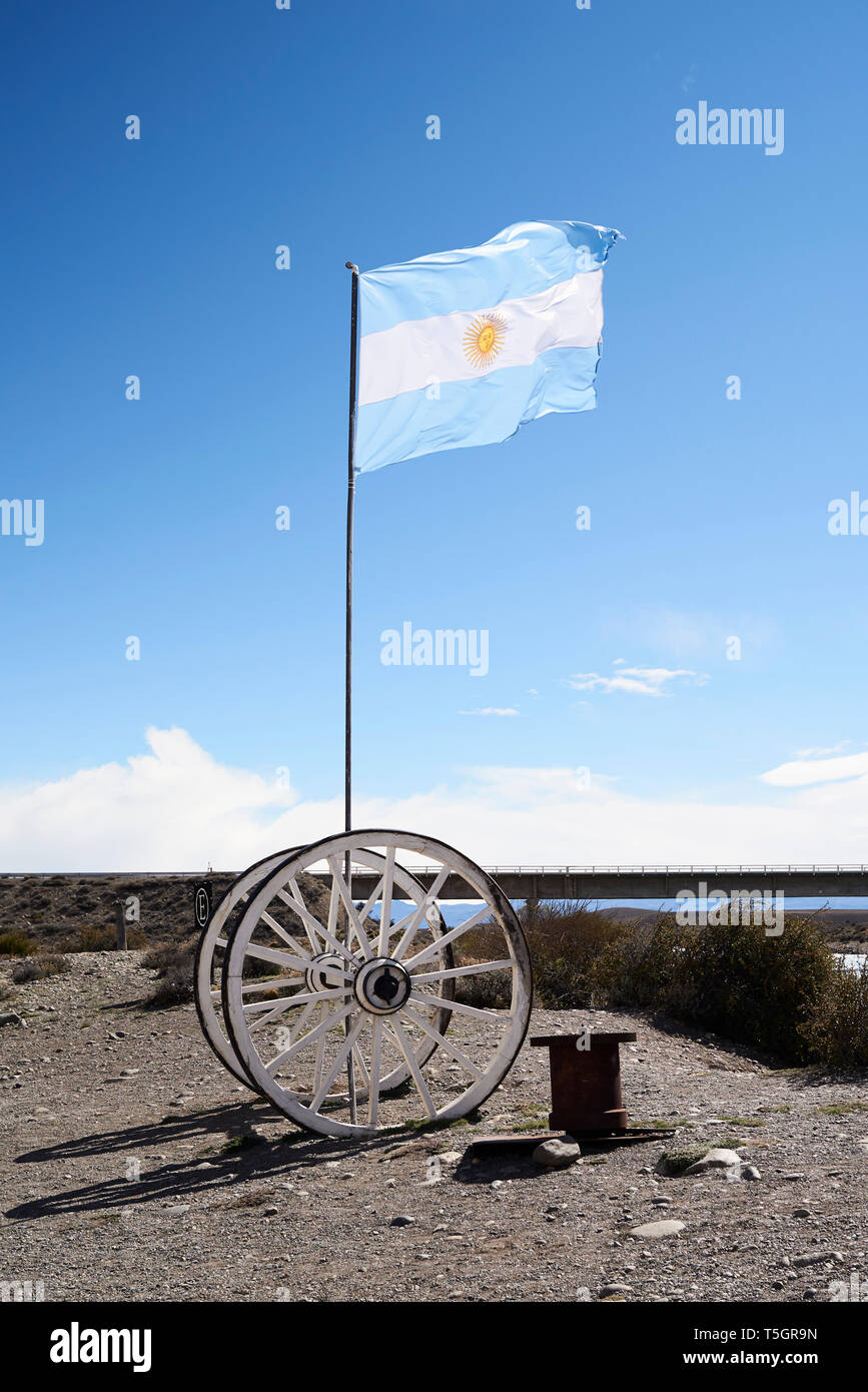 Argentinien, Patagonien, Argentinan Flagge auf hölzernen Räder gegen den blauen Himmel Stockfoto