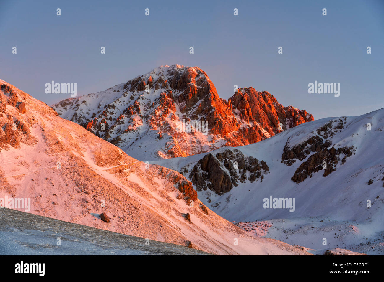 Italien, Abruzzen, Gran Sasso und Monti della Laga Park, Campo Imperatore, Corno Grande Mountain bei Sonnenaufgang im Winter Stockfoto