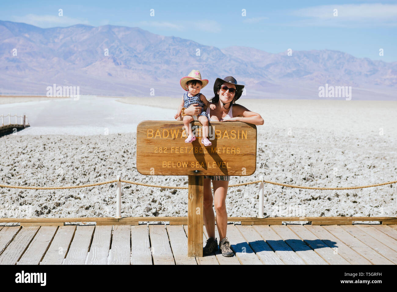 USA, Kalifornien, Death Valley National Park, Badwater Basin, Porträt, die glückliche Mutter und Baby girl Stockfoto