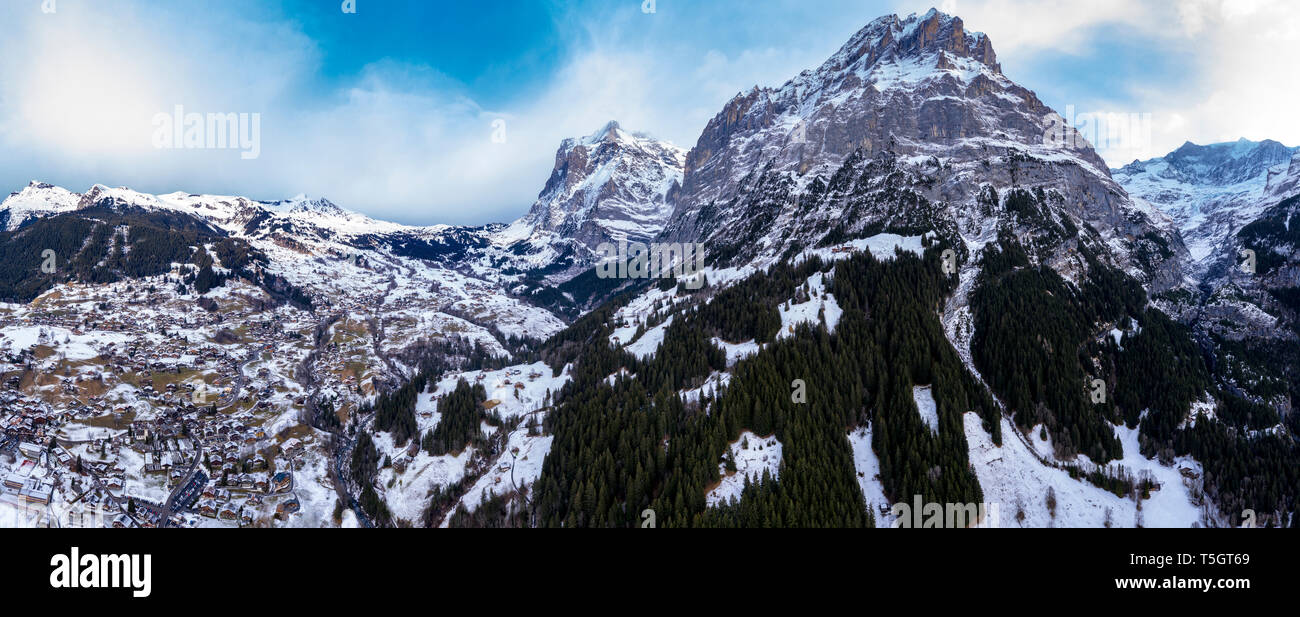 Schweiz, Kanton Bern, Grindelwald, Stadtbild im Winter, Wetterhorn und Mittelhorn Stockfoto