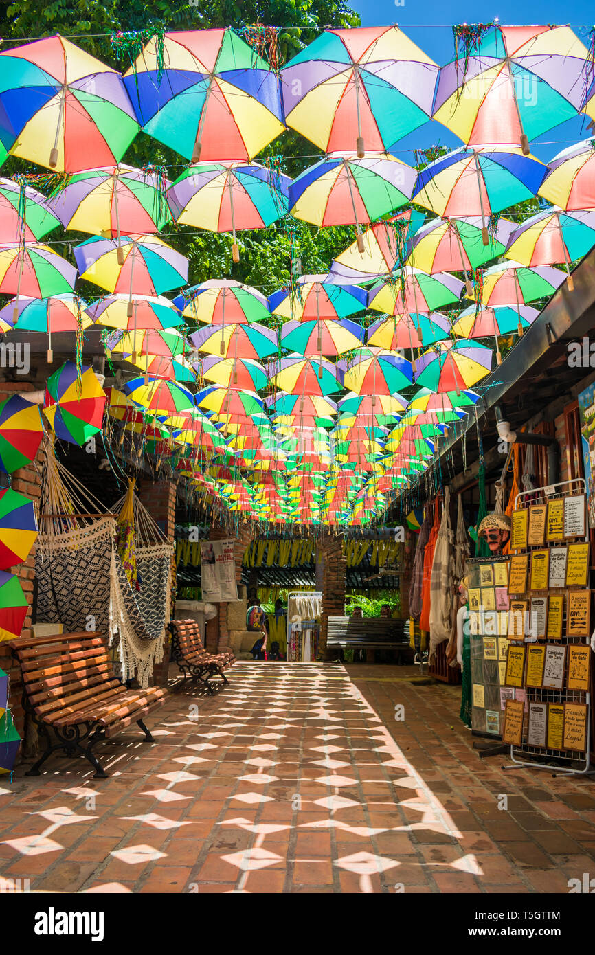 Olinda, Brasilien - ca. April 2019: Markt mit typischen bunten Sonnenschirmen aus Pernambuco mit Souvenirläden im historischen Zentrum von Olinda abgedeckt Stockfoto
