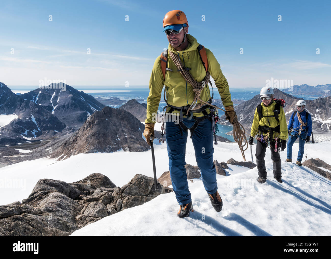 Grönland, Sermersooq, Kulusuk, Schweizerland Alpen, Bergsteiger wandern in der verschneiten Bergwelt Stockfoto