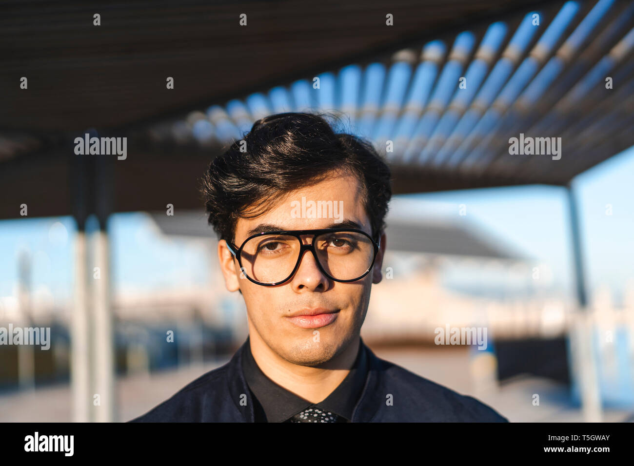 Portrait von Modische junge Unternehmer mit Brille Stockfoto
