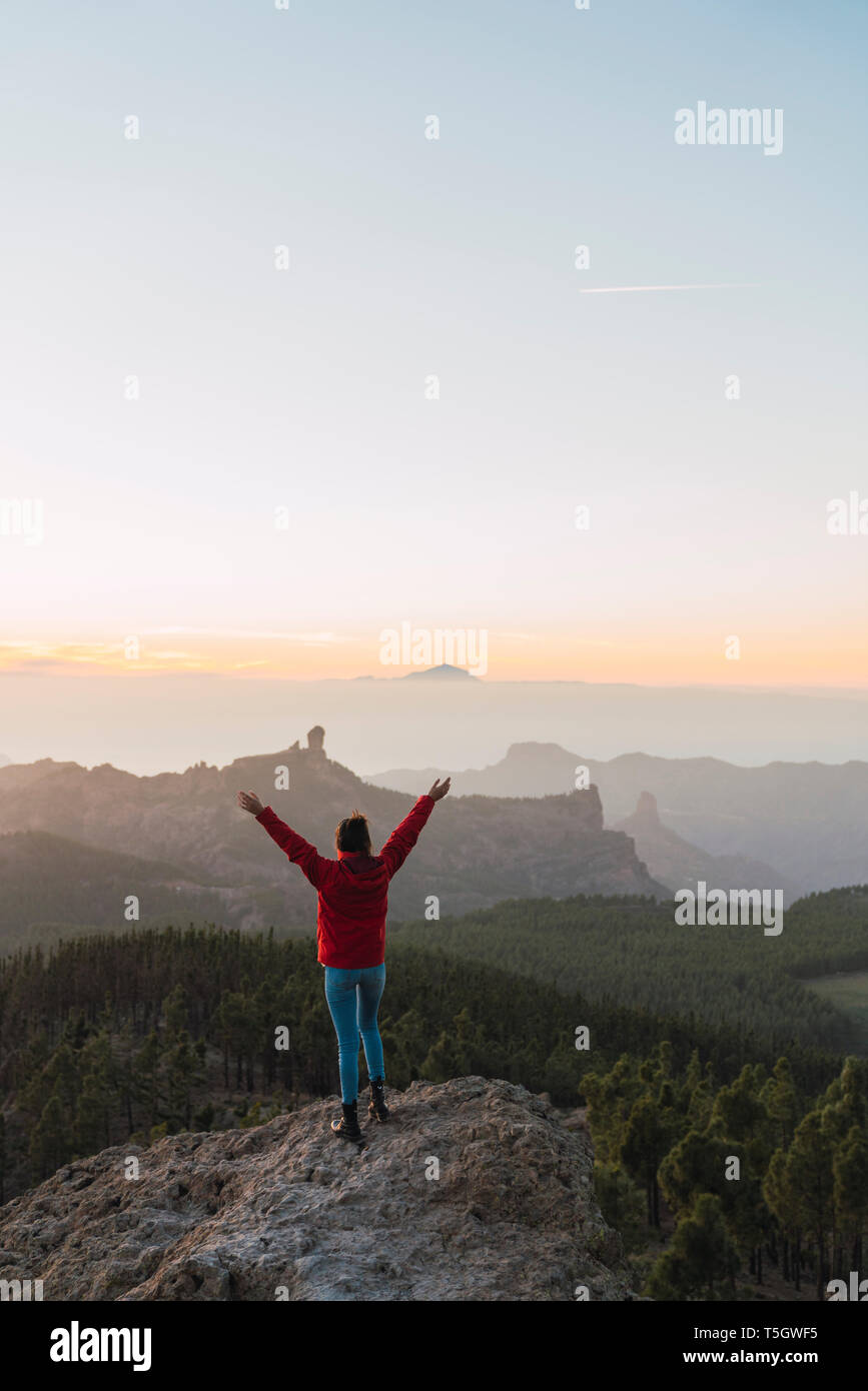 Spanien, Gran Canaria, Pico de las Nieves, Rückansicht der Frau die Hände Stockfoto