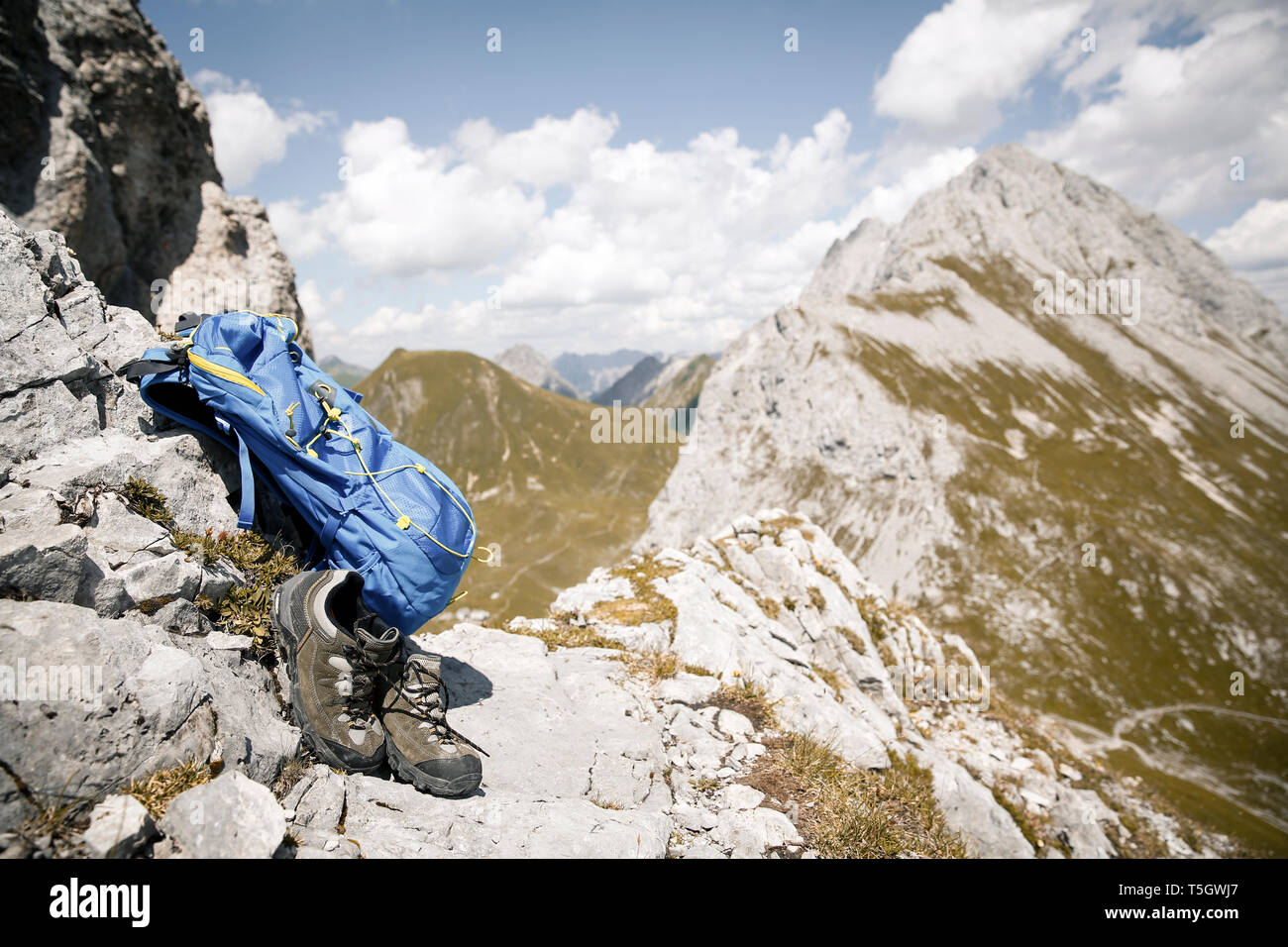 Österreich, Tirol, Rucksack und Wanderschuhe in Bergwelt Stockfoto