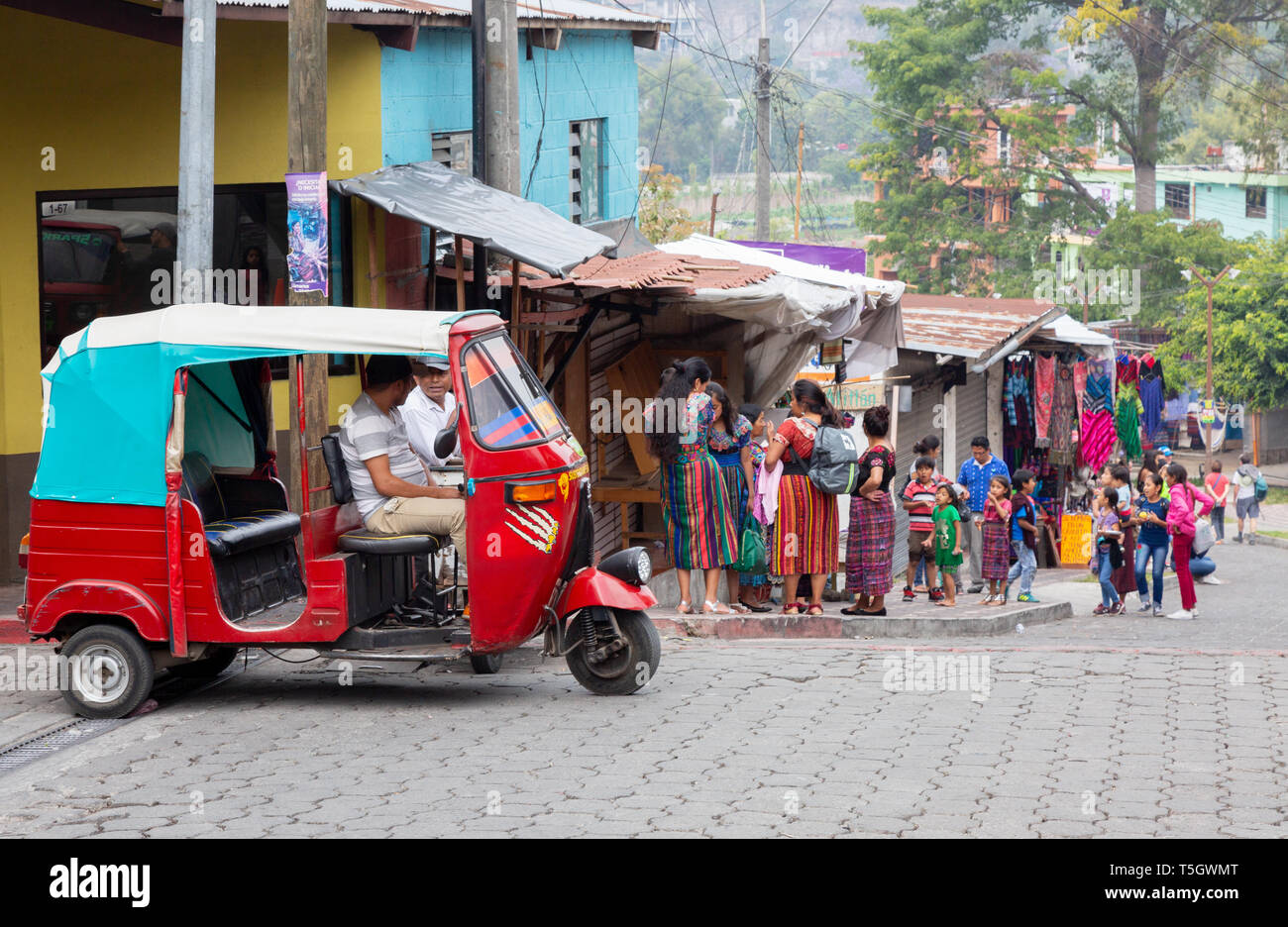 Guatemala Lifestyle, Lateinamerika - Straßenszene mit tuk tuk Taxi, Stadt Santiago Atitlan, Guatemala Lateinamerika Stockfoto