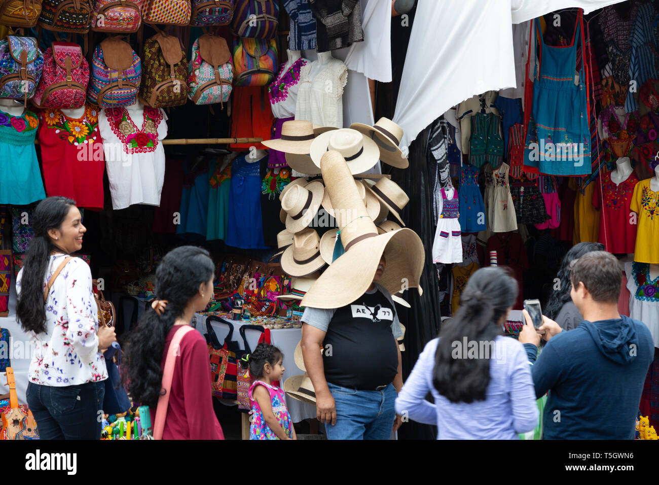 Lokale guatemaltekischen Volk Einkaufen an einem Marktstand, Santiago Atitlan, Guatemala Mittelamerika Stockfoto