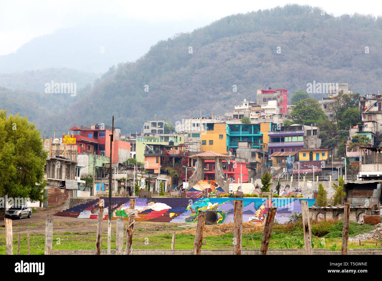 Santiago Atitlan, Guatemala, Mittelamerika - farbenfrohe Gebäude der Stadt von Atitlan See, Guatemala, Lateinamerika Stockfoto Santiago Atitlan, Guatemala, Mittelamerika - farbenfrohe Gebäude der Stadt von Atitlan See, Guatemala, Lateinamerika Stockfoto